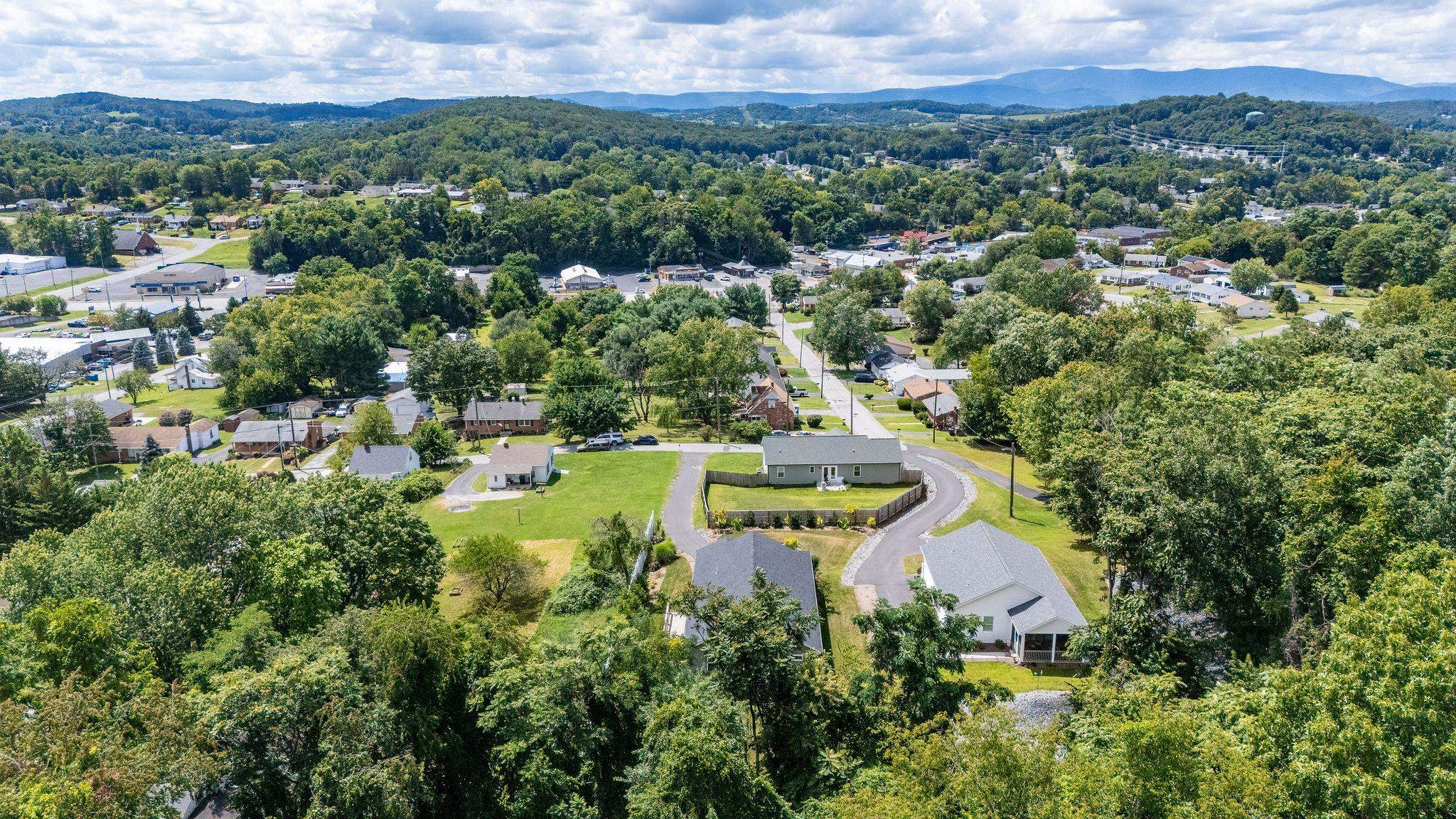 907 POWHATAN ST, STAUNTON, Virginia 24401, 3 Bedrooms Bedrooms, ,2 BathroomsBathrooms,Residential,907 POWHATAN ST,667892 MLS # 667892