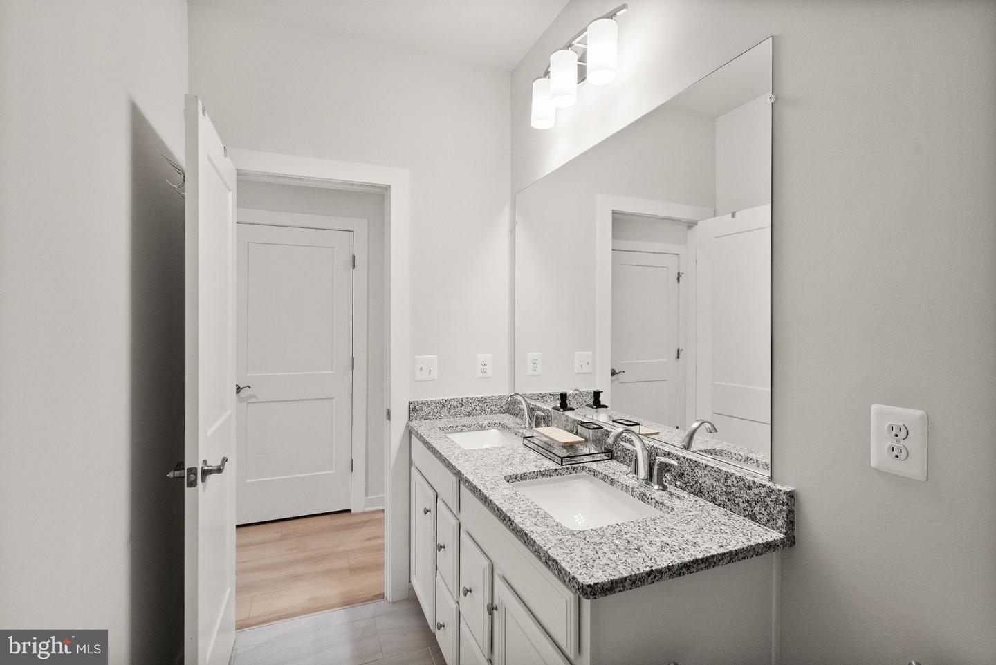 43812 MIDDLEWAY TER, ASHBURN, Virginia 20147, 3 Bedrooms Bedrooms, ,2 BathroomsBathrooms,Residential,For sale,43812 MIDDLEWAY TER,VALO2101064 MLS # VALO2101064