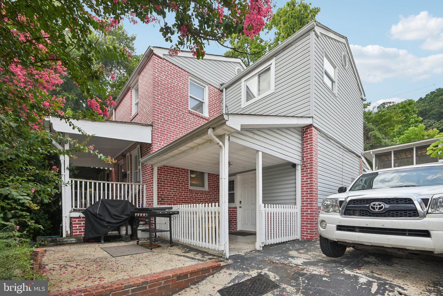 3705 S FOUR MILE RUN DR S, ARLINGTON, Virginia 22206, 4 Bedrooms Bedrooms, 10 Rooms Rooms,3 BathroomsBathrooms,Residential,For sale,3705 S FOUR MILE RUN DR S,VAAR2060270 MLS # VAAR2060270