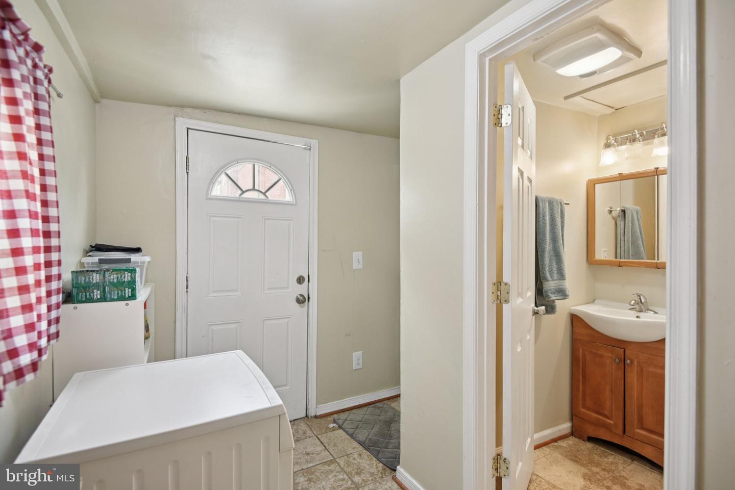 3705 S FOUR MILE RUN DR S, ARLINGTON, Virginia 22206, 4 Bedrooms Bedrooms, 10 Rooms Rooms,3 BathroomsBathrooms,Residential,For sale,3705 S FOUR MILE RUN DR S,VAAR2060270 MLS # VAAR2060270