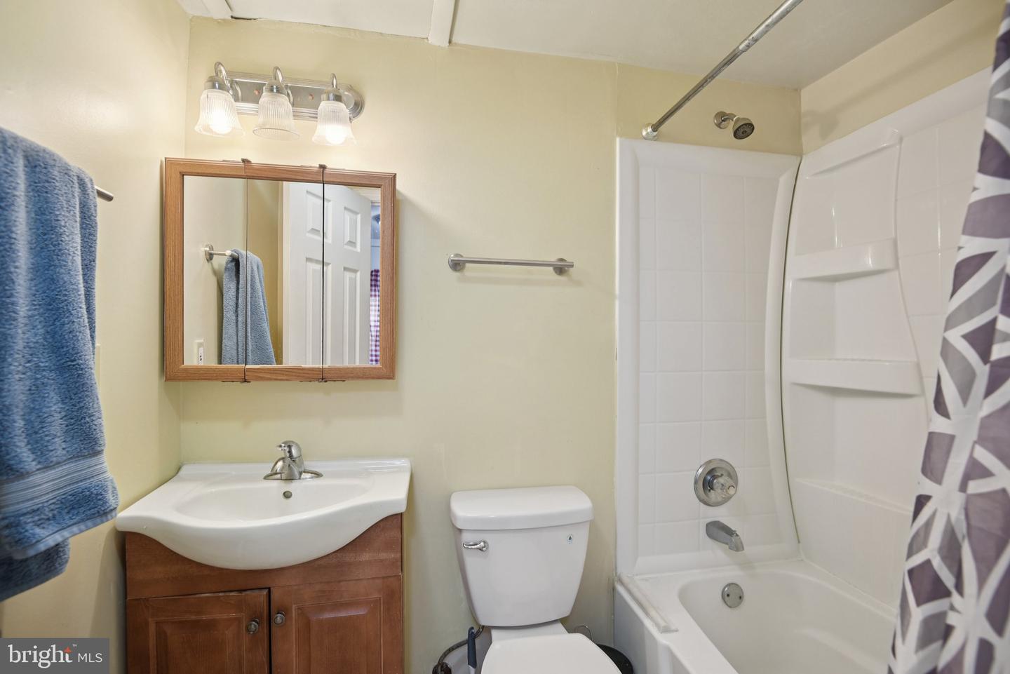 3705 S FOUR MILE RUN DR S, ARLINGTON, Virginia 22206, 4 Bedrooms Bedrooms, 10 Rooms Rooms,3 BathroomsBathrooms,Residential,For sale,3705 S FOUR MILE RUN DR S,VAAR2060270 MLS # VAAR2060270