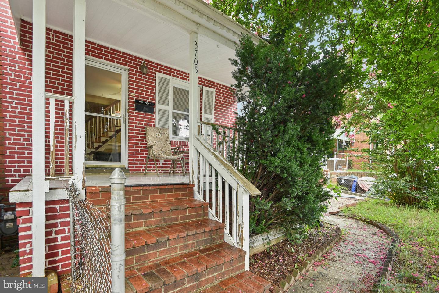 3705 S FOUR MILE RUN DR S, ARLINGTON, Virginia 22206, 4 Bedrooms Bedrooms, 10 Rooms Rooms,3 BathroomsBathrooms,Residential,For sale,3705 S FOUR MILE RUN DR S,VAAR2060270 MLS # VAAR2060270