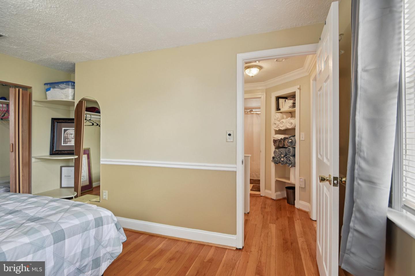 3705 S FOUR MILE RUN DR S, ARLINGTON, Virginia 22206, 4 Bedrooms Bedrooms, 10 Rooms Rooms,3 BathroomsBathrooms,Residential,For sale,3705 S FOUR MILE RUN DR S,VAAR2060270 MLS # VAAR2060270