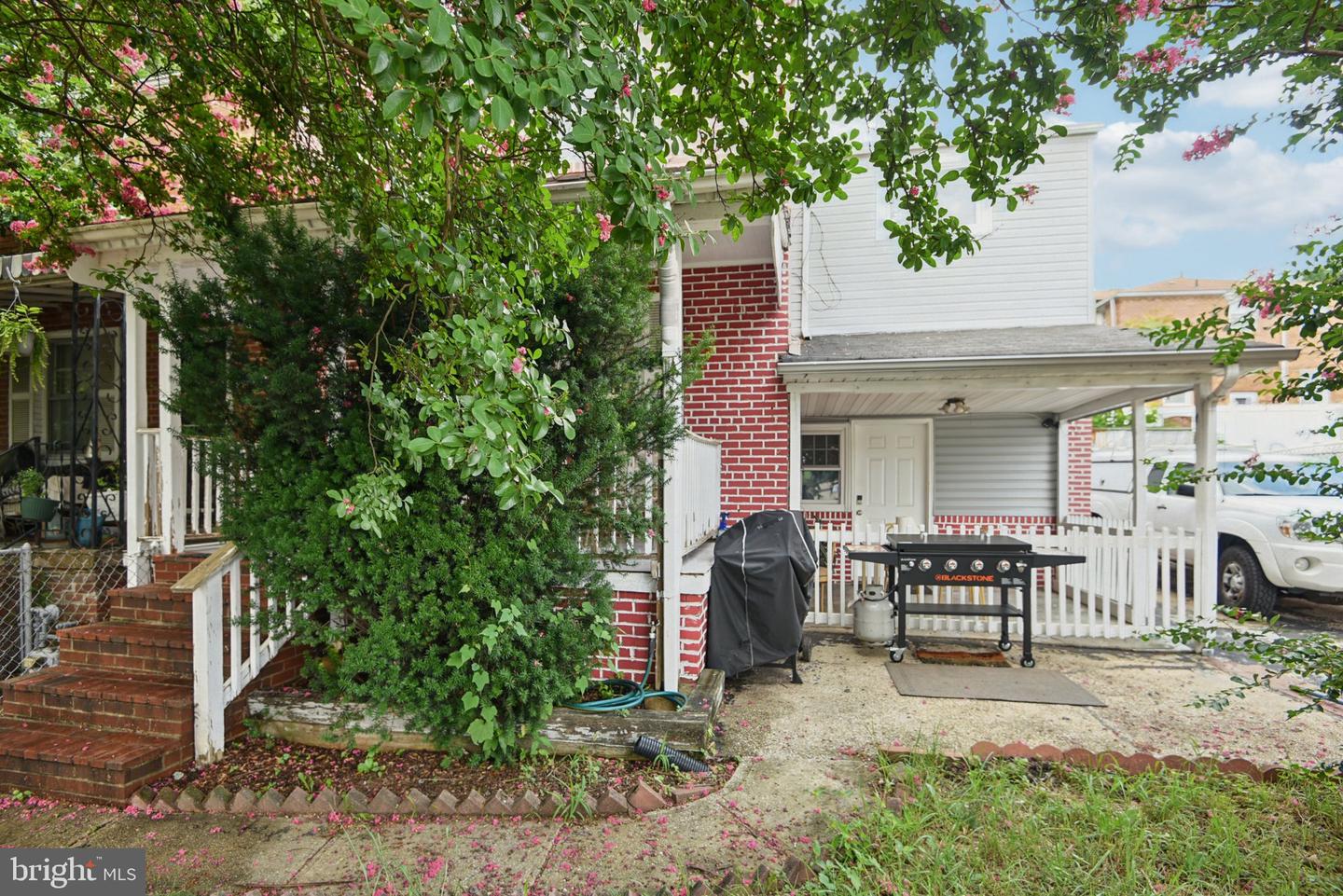 3705 S FOUR MILE RUN DR S, ARLINGTON, Virginia 22206, 4 Bedrooms Bedrooms, 10 Rooms Rooms,3 BathroomsBathrooms,Residential,For sale,3705 S FOUR MILE RUN DR S,VAAR2060270 MLS # VAAR2060270