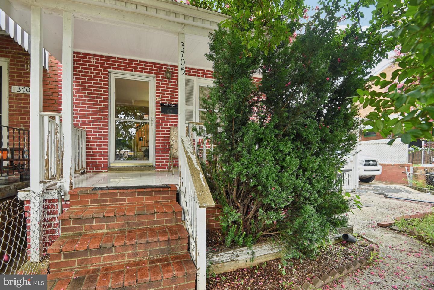 3705 S FOUR MILE RUN DR S, ARLINGTON, Virginia 22206, 4 Bedrooms Bedrooms, 10 Rooms Rooms,3 BathroomsBathrooms,Residential,For sale,3705 S FOUR MILE RUN DR S,VAAR2060270 MLS # VAAR2060270