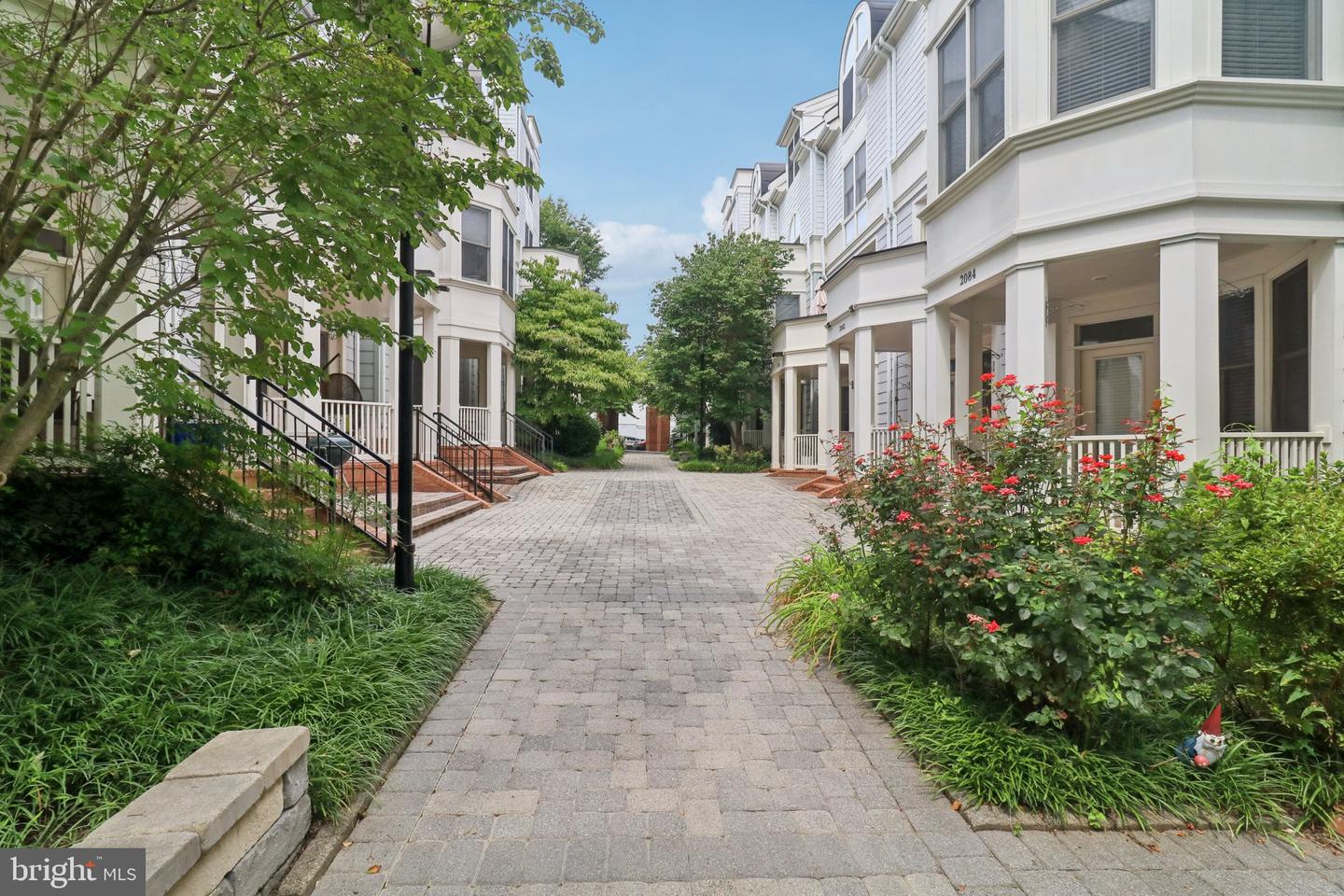 2076 N OAKLAND ST, ARLINGTON, Virginia 22207, 4 Bedrooms Bedrooms, 8 Rooms Rooms,3 BathroomsBathrooms,Residential,For sale,2076 N OAKLAND ST,VAAR2061504 MLS # VAAR2061504