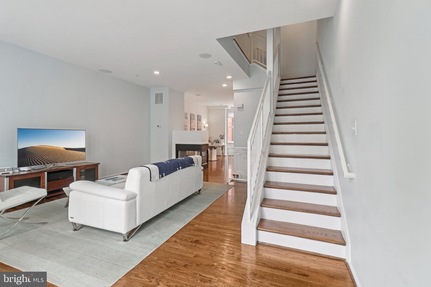 2076 N OAKLAND ST, ARLINGTON, Virginia 22207, 4 Bedrooms Bedrooms, 8 Rooms Rooms,3 BathroomsBathrooms,Residential,For sale,2076 N OAKLAND ST,VAAR2061504 MLS # VAAR2061504