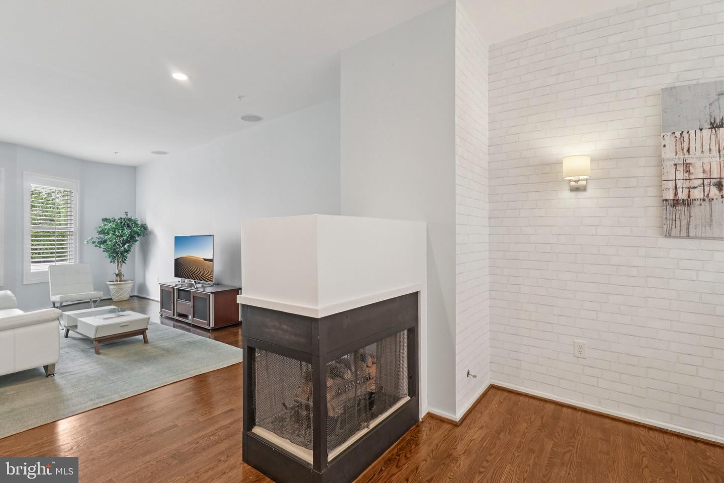 2076 N OAKLAND ST, ARLINGTON, Virginia 22207, 4 Bedrooms Bedrooms, 8 Rooms Rooms,3 BathroomsBathrooms,Residential,For sale,2076 N OAKLAND ST,VAAR2061504 MLS # VAAR2061504