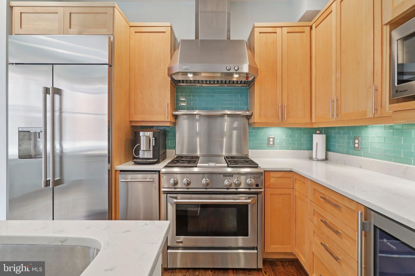 2076 N OAKLAND ST, ARLINGTON, Virginia 22207, 4 Bedrooms Bedrooms, 8 Rooms Rooms,3 BathroomsBathrooms,Residential,For sale,2076 N OAKLAND ST,VAAR2061504 MLS # VAAR2061504