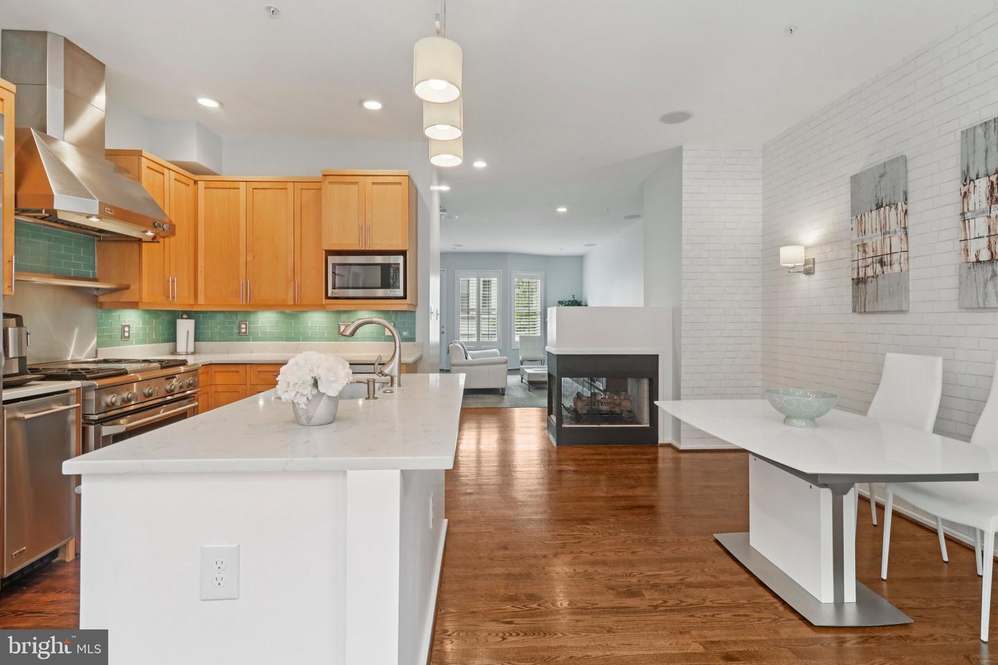 2076 N OAKLAND ST, ARLINGTON, Virginia 22207, 4 Bedrooms Bedrooms, 8 Rooms Rooms,3 BathroomsBathrooms,Residential,For sale,2076 N OAKLAND ST,VAAR2061504 MLS # VAAR2061504