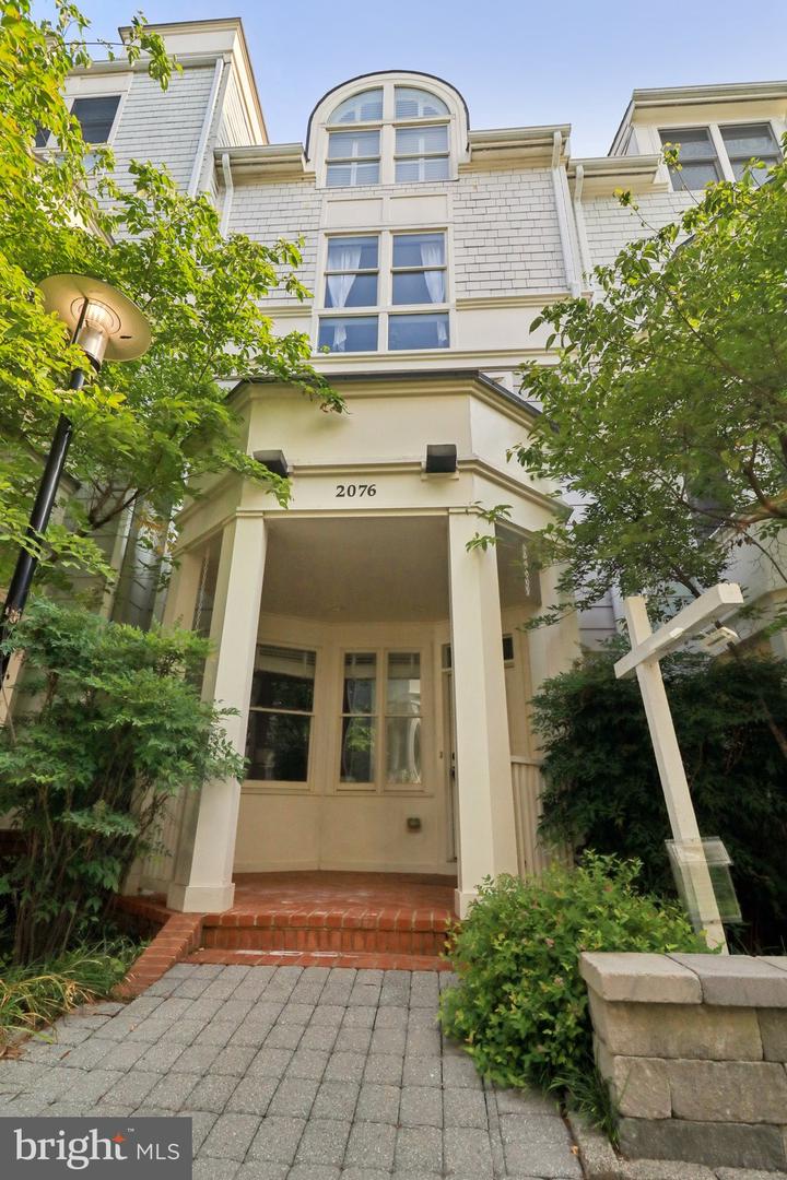 2076 N OAKLAND ST, ARLINGTON, Virginia 22207, 4 Bedrooms Bedrooms, 8 Rooms Rooms,3 BathroomsBathrooms,Residential,For sale,2076 N OAKLAND ST,VAAR2061504 MLS # VAAR2061504