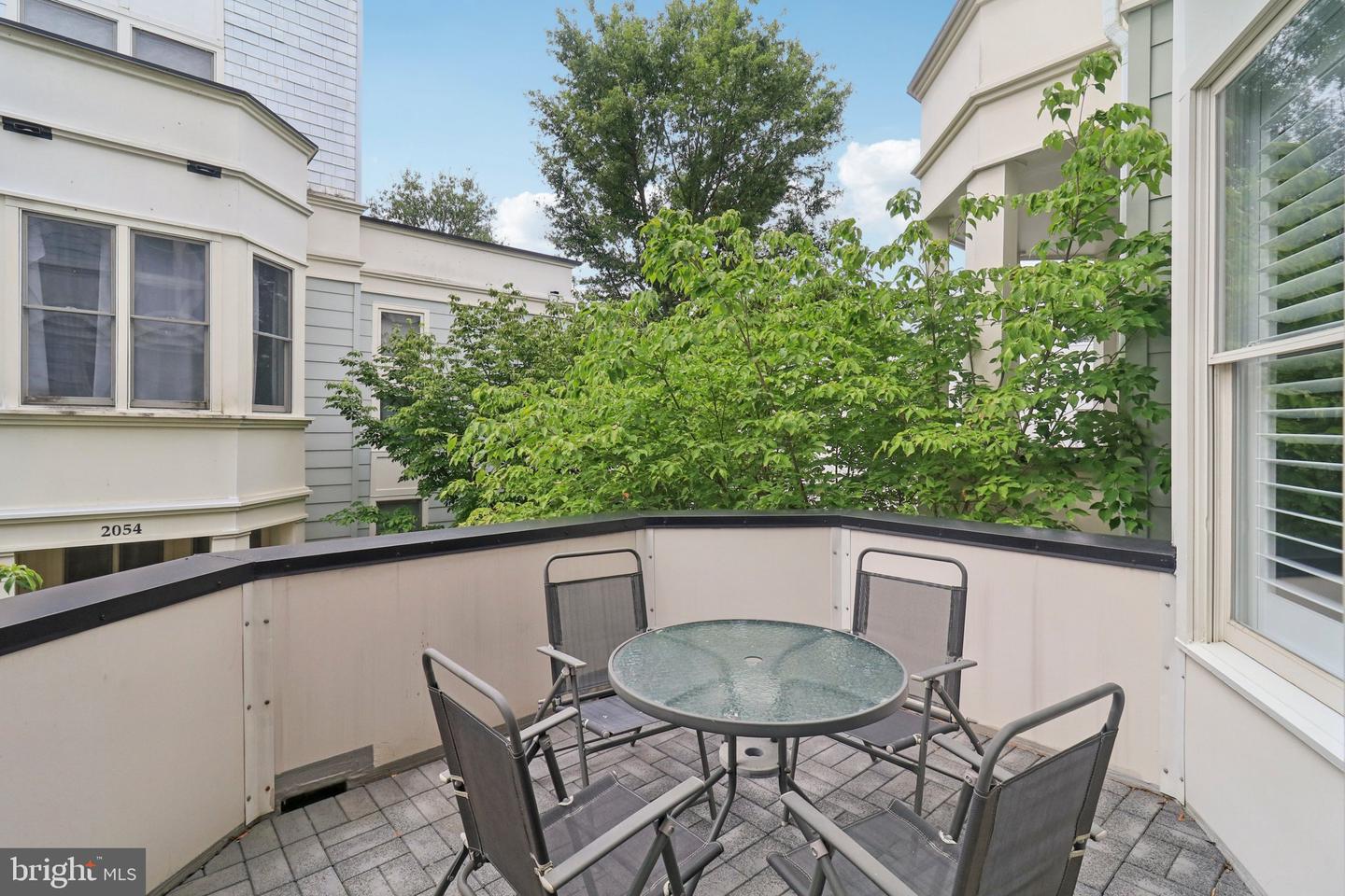 2076 N OAKLAND ST, ARLINGTON, Virginia 22207, 4 Bedrooms Bedrooms, 8 Rooms Rooms,3 BathroomsBathrooms,Residential,For sale,2076 N OAKLAND ST,VAAR2061504 MLS # VAAR2061504