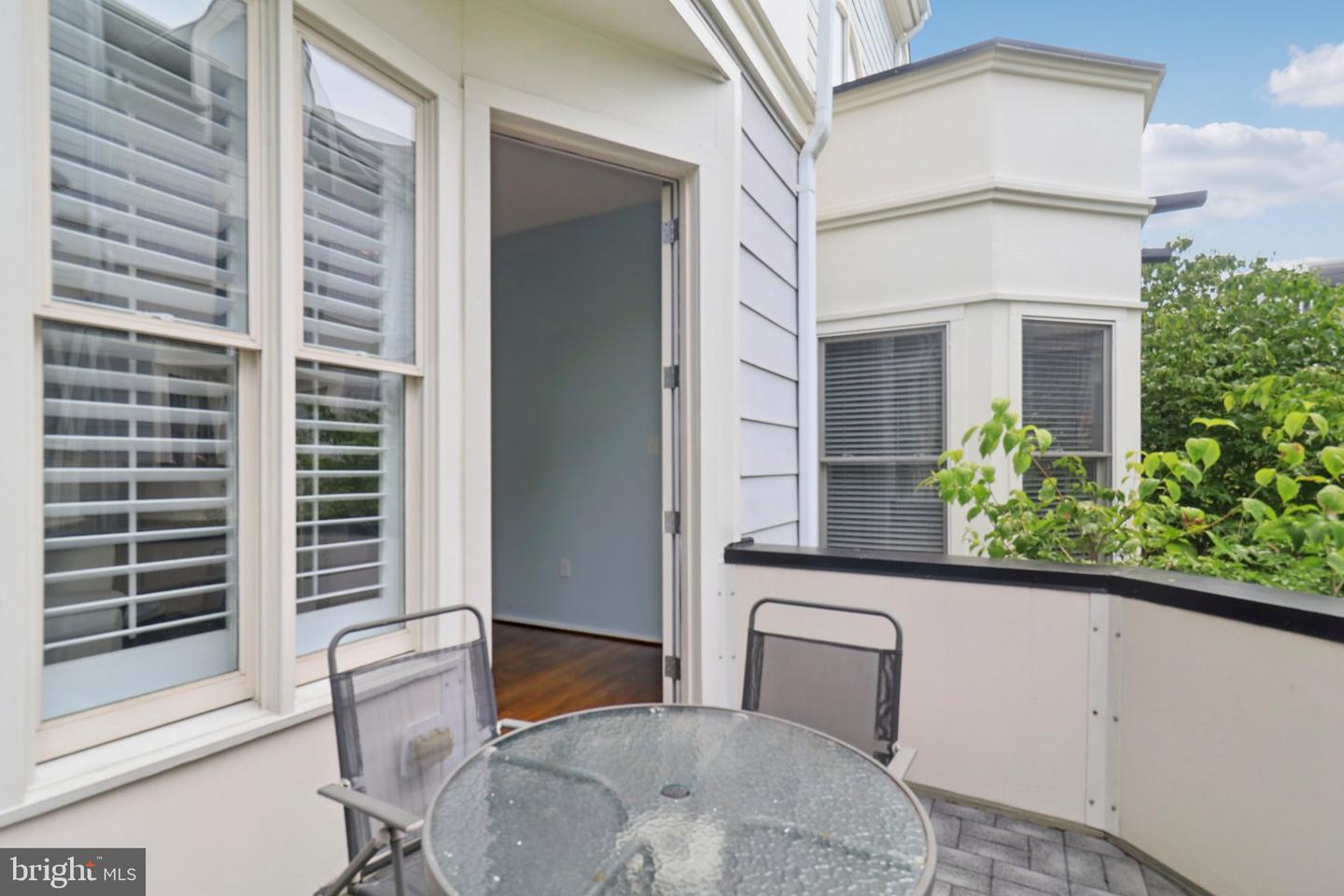 2076 N OAKLAND ST, ARLINGTON, Virginia 22207, 4 Bedrooms Bedrooms, 8 Rooms Rooms,3 BathroomsBathrooms,Residential,For sale,2076 N OAKLAND ST,VAAR2061504 MLS # VAAR2061504