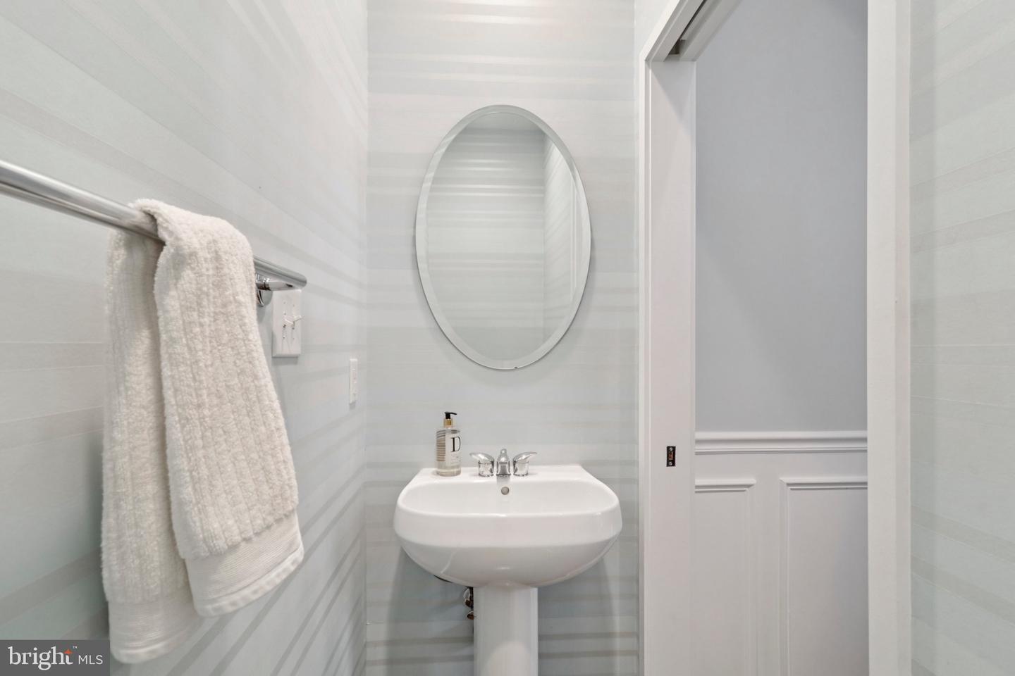 2076 N OAKLAND ST, ARLINGTON, Virginia 22207, 4 Bedrooms Bedrooms, 8 Rooms Rooms,3 BathroomsBathrooms,Residential,For sale,2076 N OAKLAND ST,VAAR2061504 MLS # VAAR2061504