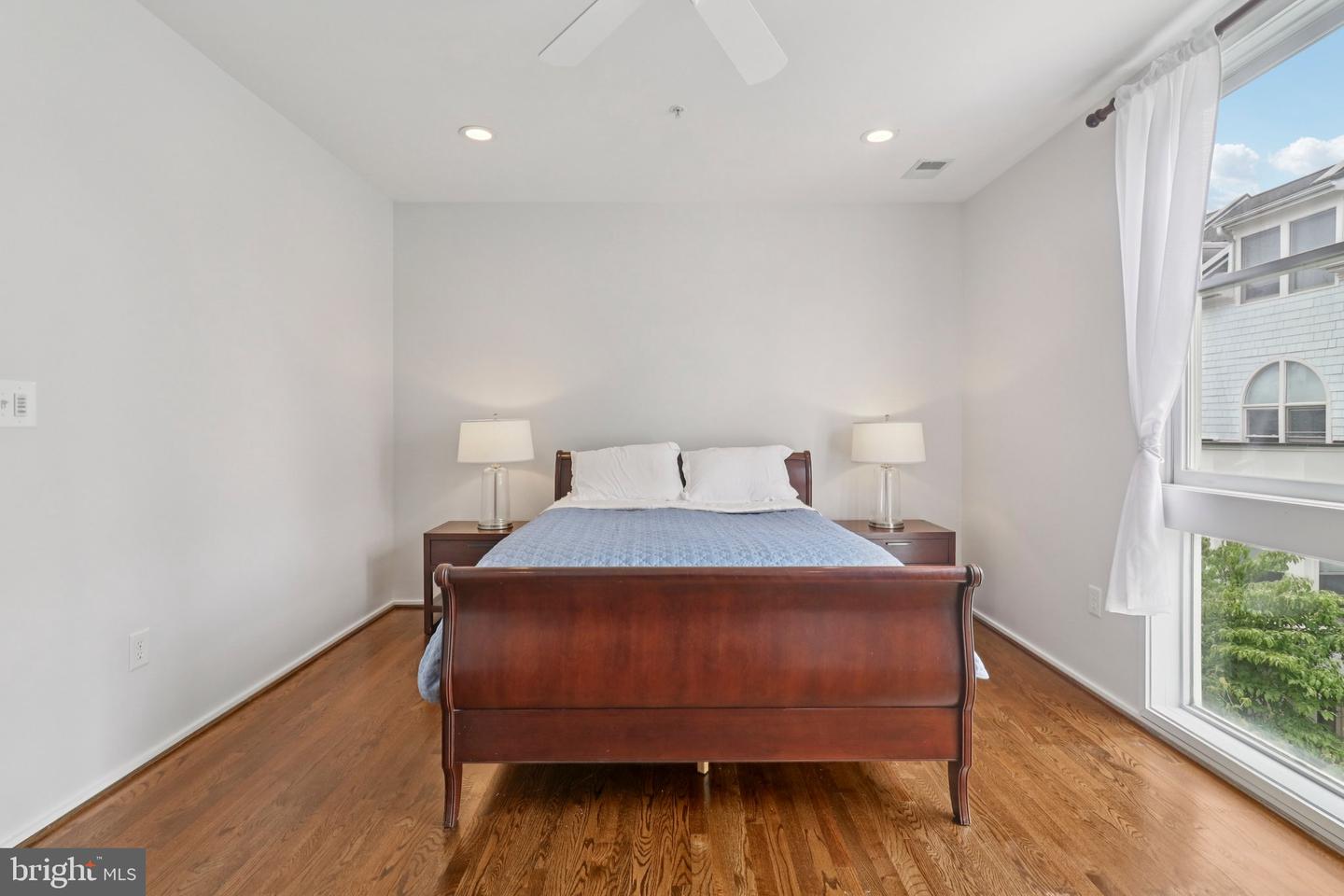 2076 N OAKLAND ST, ARLINGTON, Virginia 22207, 4 Bedrooms Bedrooms, 8 Rooms Rooms,3 BathroomsBathrooms,Residential,For sale,2076 N OAKLAND ST,VAAR2061504 MLS # VAAR2061504