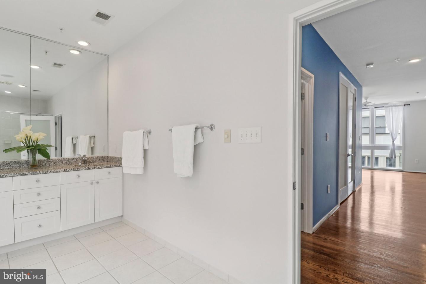 2076 N OAKLAND ST, ARLINGTON, Virginia 22207, 4 Bedrooms Bedrooms, 8 Rooms Rooms,3 BathroomsBathrooms,Residential,For sale,2076 N OAKLAND ST,VAAR2061504 MLS # VAAR2061504