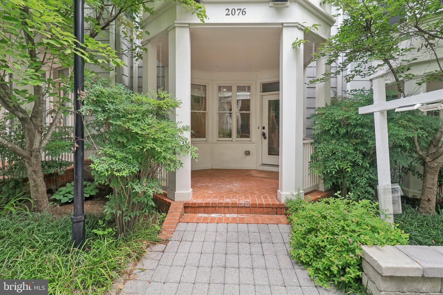 2076 N OAKLAND ST, ARLINGTON, Virginia 22207, 4 Bedrooms Bedrooms, 8 Rooms Rooms,3 BathroomsBathrooms,Residential,For sale,2076 N OAKLAND ST,VAAR2061504 MLS # VAAR2061504