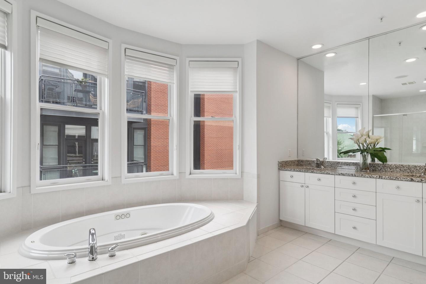 2076 N OAKLAND ST, ARLINGTON, Virginia 22207, 4 Bedrooms Bedrooms, 8 Rooms Rooms,3 BathroomsBathrooms,Residential,For sale,2076 N OAKLAND ST,VAAR2061504 MLS # VAAR2061504