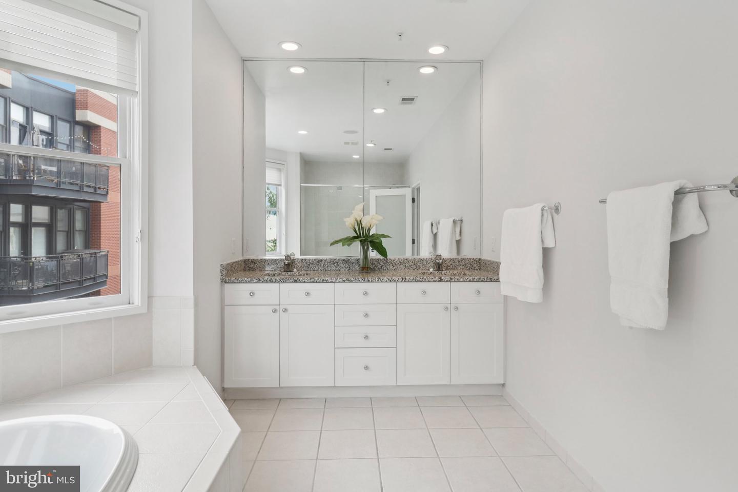 2076 N OAKLAND ST, ARLINGTON, Virginia 22207, 4 Bedrooms Bedrooms, 8 Rooms Rooms,3 BathroomsBathrooms,Residential,For sale,2076 N OAKLAND ST,VAAR2061504 MLS # VAAR2061504