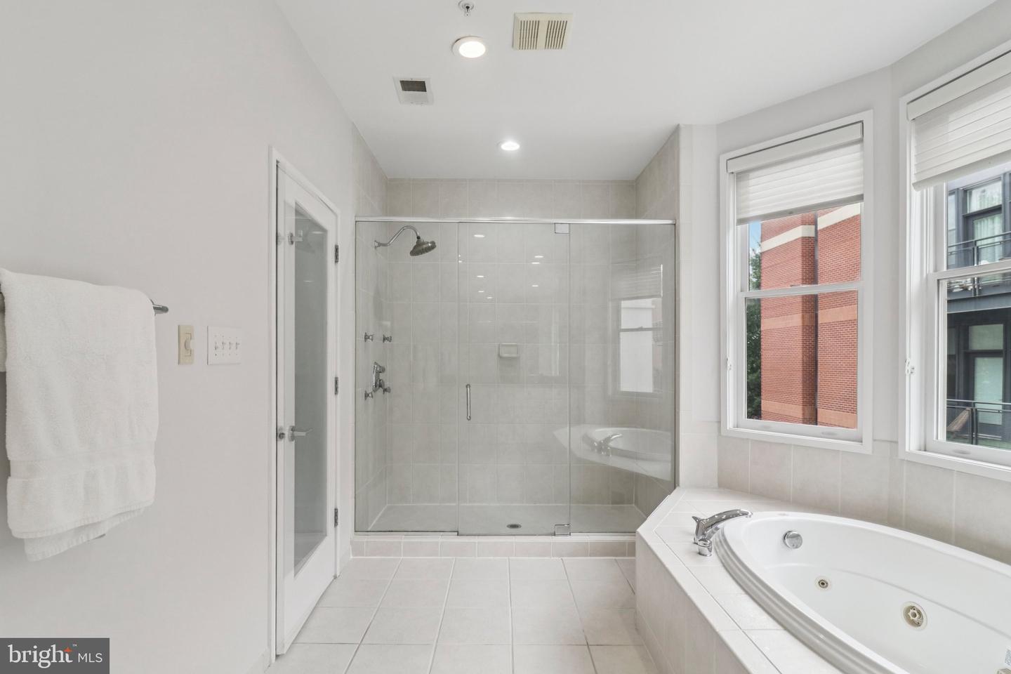 2076 N OAKLAND ST, ARLINGTON, Virginia 22207, 4 Bedrooms Bedrooms, 8 Rooms Rooms,3 BathroomsBathrooms,Residential,For sale,2076 N OAKLAND ST,VAAR2061504 MLS # VAAR2061504