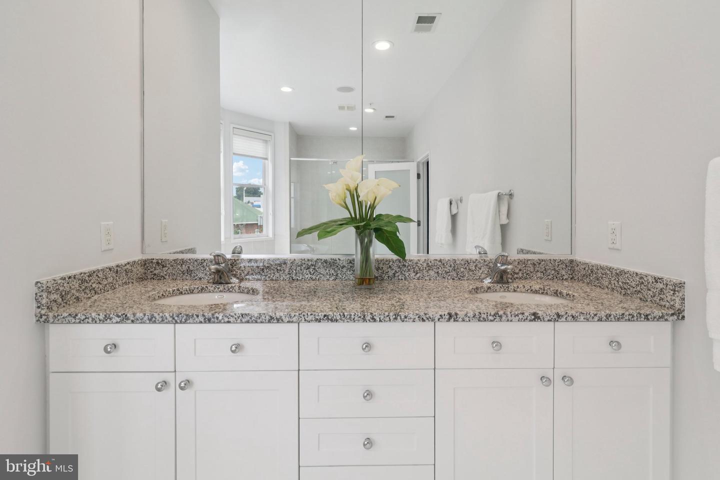 2076 N OAKLAND ST, ARLINGTON, Virginia 22207, 4 Bedrooms Bedrooms, 8 Rooms Rooms,3 BathroomsBathrooms,Residential,For sale,2076 N OAKLAND ST,VAAR2061504 MLS # VAAR2061504