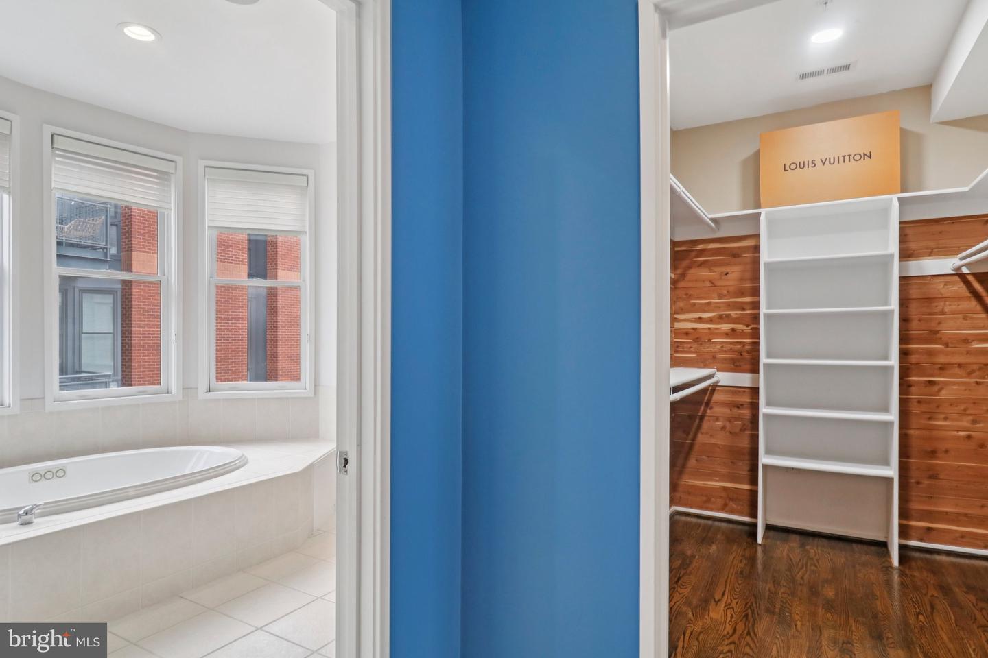 2076 N OAKLAND ST, ARLINGTON, Virginia 22207, 4 Bedrooms Bedrooms, 8 Rooms Rooms,3 BathroomsBathrooms,Residential,For sale,2076 N OAKLAND ST,VAAR2061504 MLS # VAAR2061504