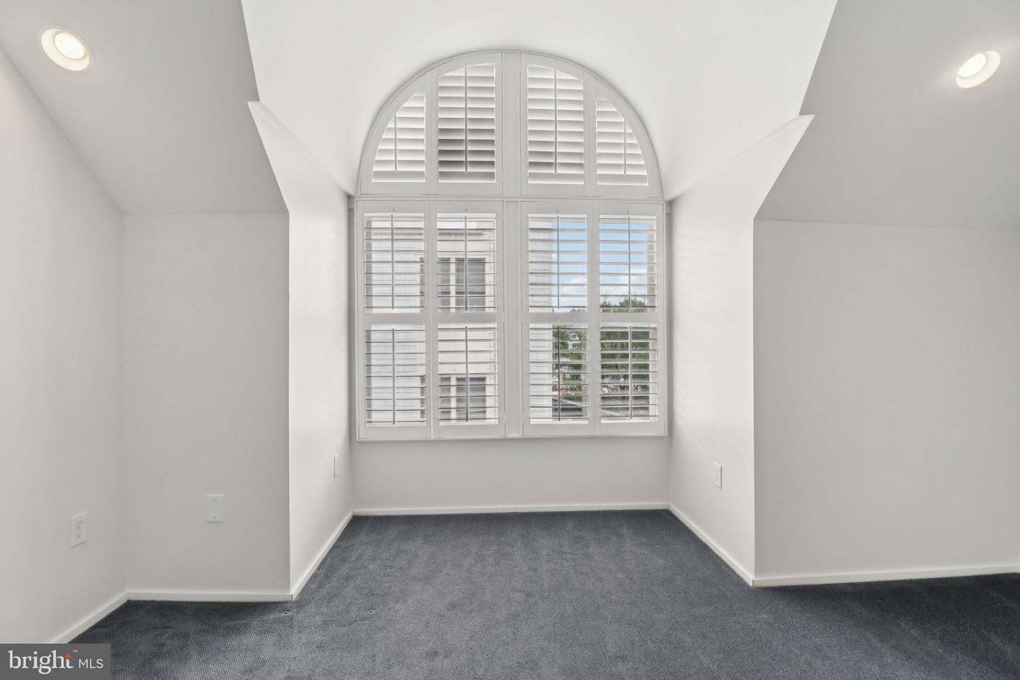2076 N OAKLAND ST, ARLINGTON, Virginia 22207, 4 Bedrooms Bedrooms, 8 Rooms Rooms,3 BathroomsBathrooms,Residential,For sale,2076 N OAKLAND ST,VAAR2061504 MLS # VAAR2061504