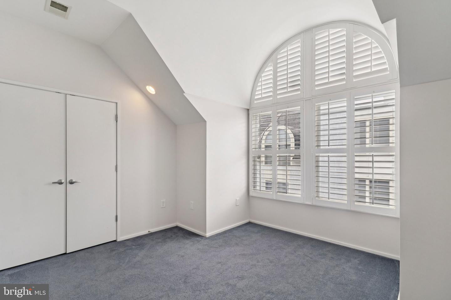 2076 N OAKLAND ST, ARLINGTON, Virginia 22207, 4 Bedrooms Bedrooms, 8 Rooms Rooms,3 BathroomsBathrooms,Residential,For sale,2076 N OAKLAND ST,VAAR2061504 MLS # VAAR2061504