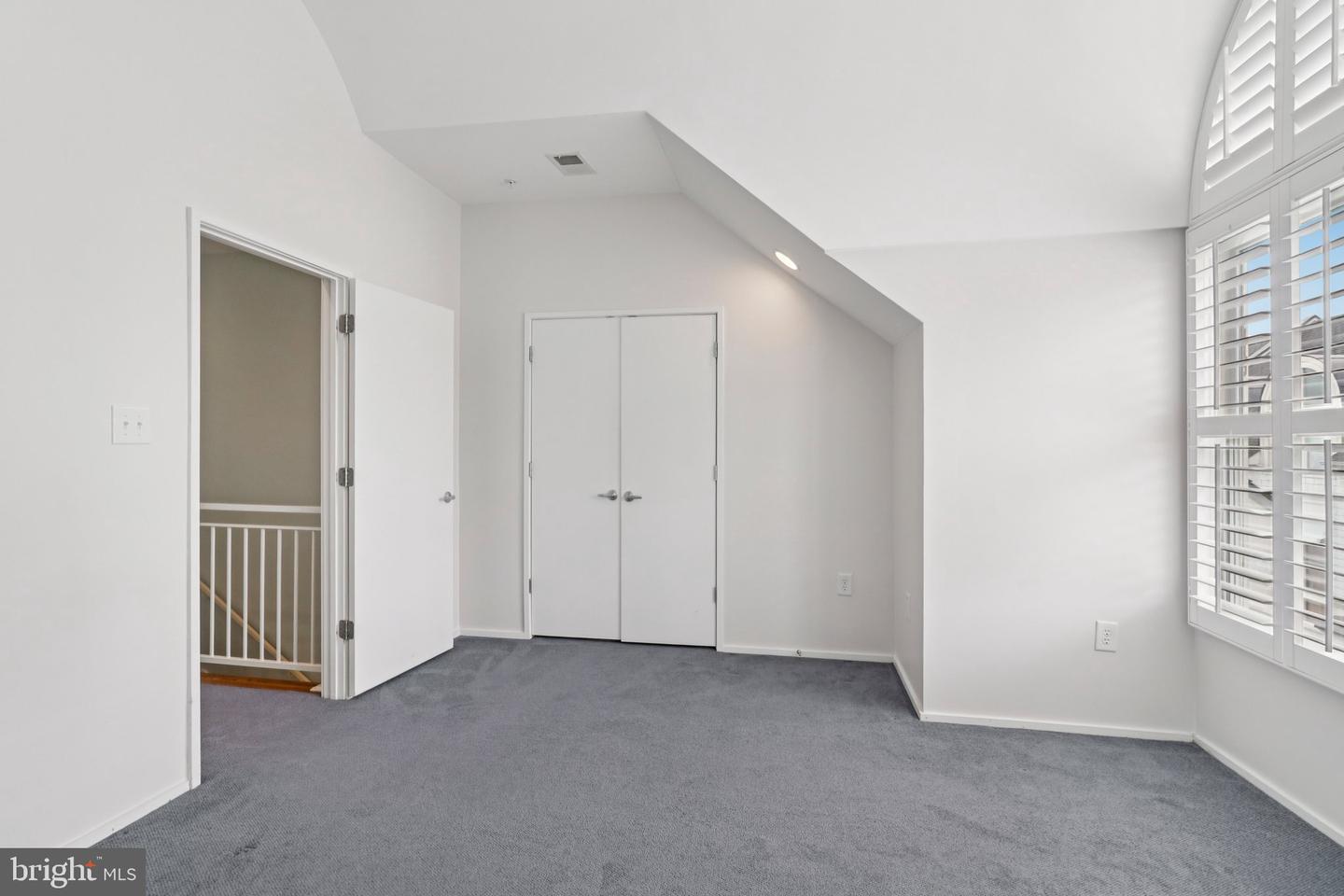 2076 N OAKLAND ST, ARLINGTON, Virginia 22207, 4 Bedrooms Bedrooms, 8 Rooms Rooms,3 BathroomsBathrooms,Residential,For sale,2076 N OAKLAND ST,VAAR2061504 MLS # VAAR2061504