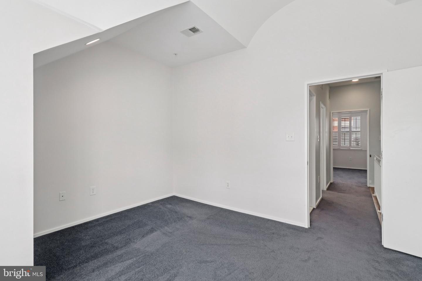 2076 N OAKLAND ST, ARLINGTON, Virginia 22207, 4 Bedrooms Bedrooms, 8 Rooms Rooms,3 BathroomsBathrooms,Residential,For sale,2076 N OAKLAND ST,VAAR2061504 MLS # VAAR2061504