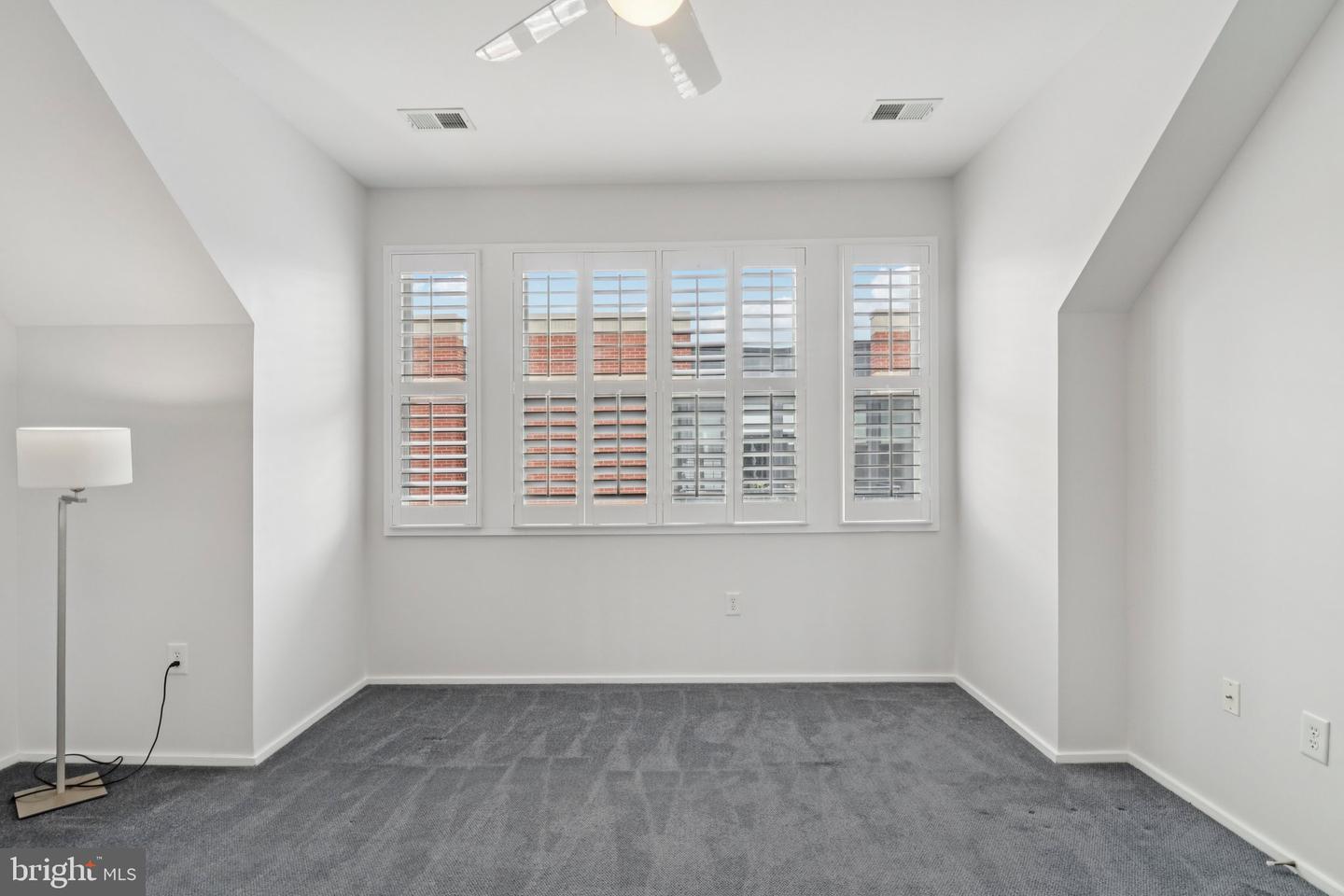 2076 N OAKLAND ST, ARLINGTON, Virginia 22207, 4 Bedrooms Bedrooms, 8 Rooms Rooms,3 BathroomsBathrooms,Residential,For sale,2076 N OAKLAND ST,VAAR2061504 MLS # VAAR2061504