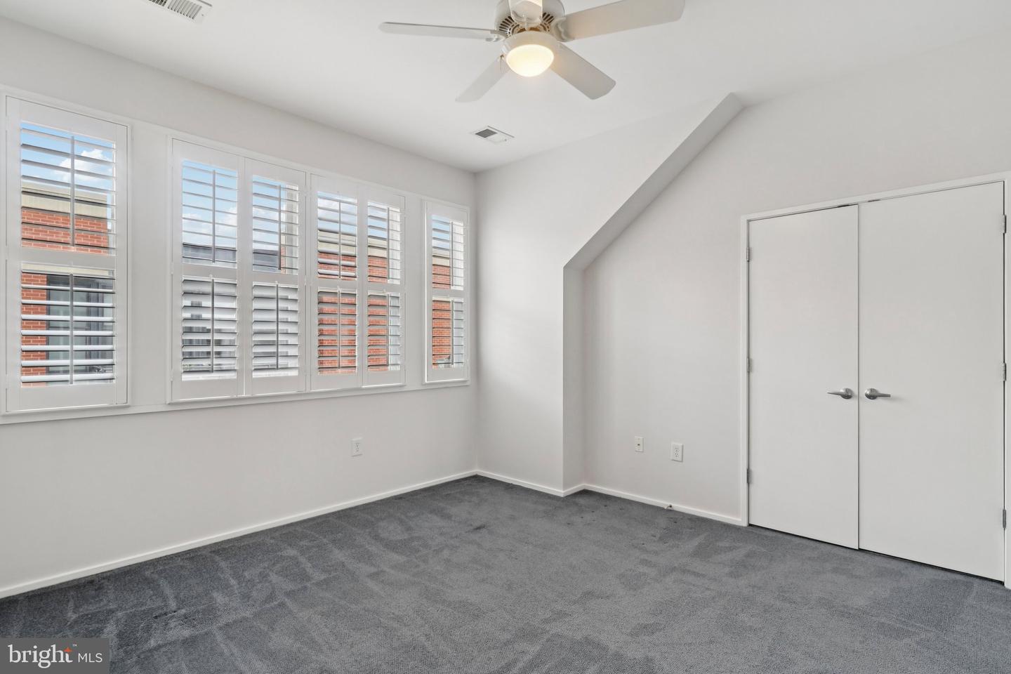 2076 N OAKLAND ST, ARLINGTON, Virginia 22207, 4 Bedrooms Bedrooms, 8 Rooms Rooms,3 BathroomsBathrooms,Residential,For sale,2076 N OAKLAND ST,VAAR2061504 MLS # VAAR2061504