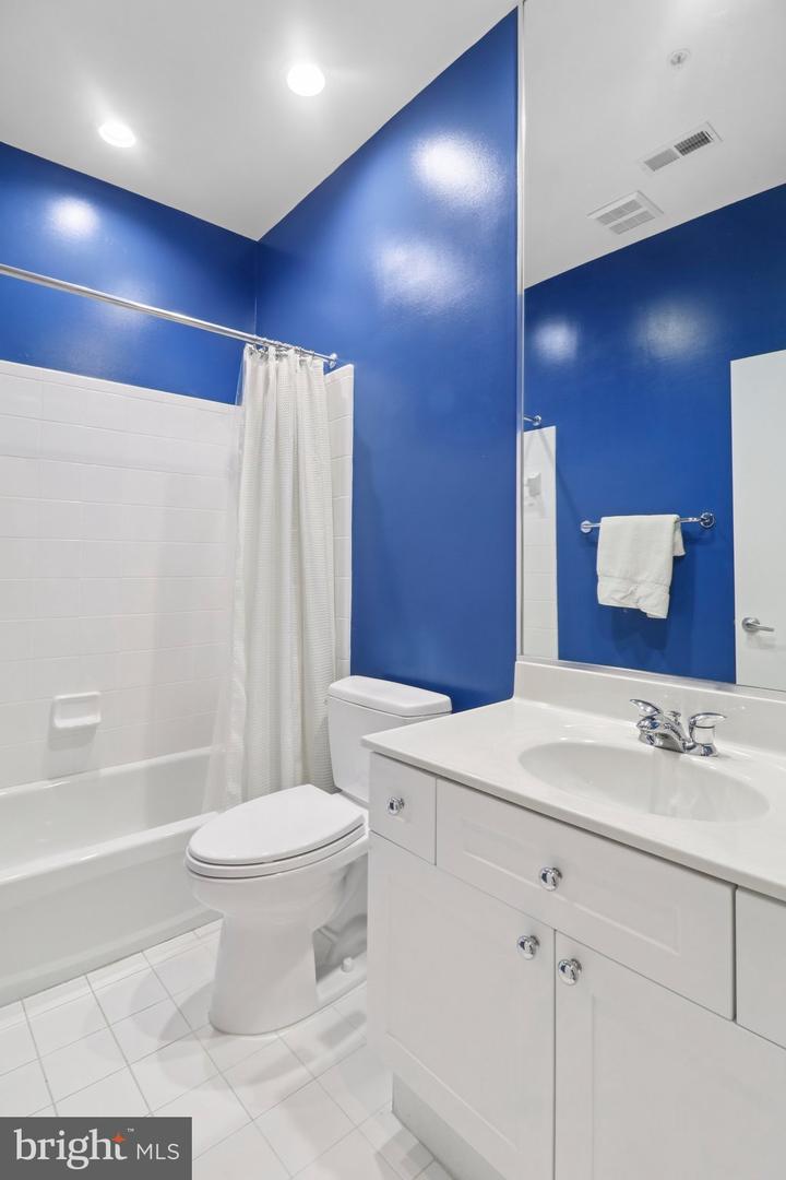 2076 N OAKLAND ST, ARLINGTON, Virginia 22207, 4 Bedrooms Bedrooms, 8 Rooms Rooms,3 BathroomsBathrooms,Residential,For sale,2076 N OAKLAND ST,VAAR2061504 MLS # VAAR2061504