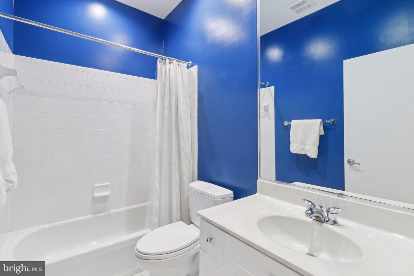 2076 N OAKLAND ST, ARLINGTON, Virginia 22207, 4 Bedrooms Bedrooms, 8 Rooms Rooms,3 BathroomsBathrooms,Residential,For sale,2076 N OAKLAND ST,VAAR2061504 MLS # VAAR2061504