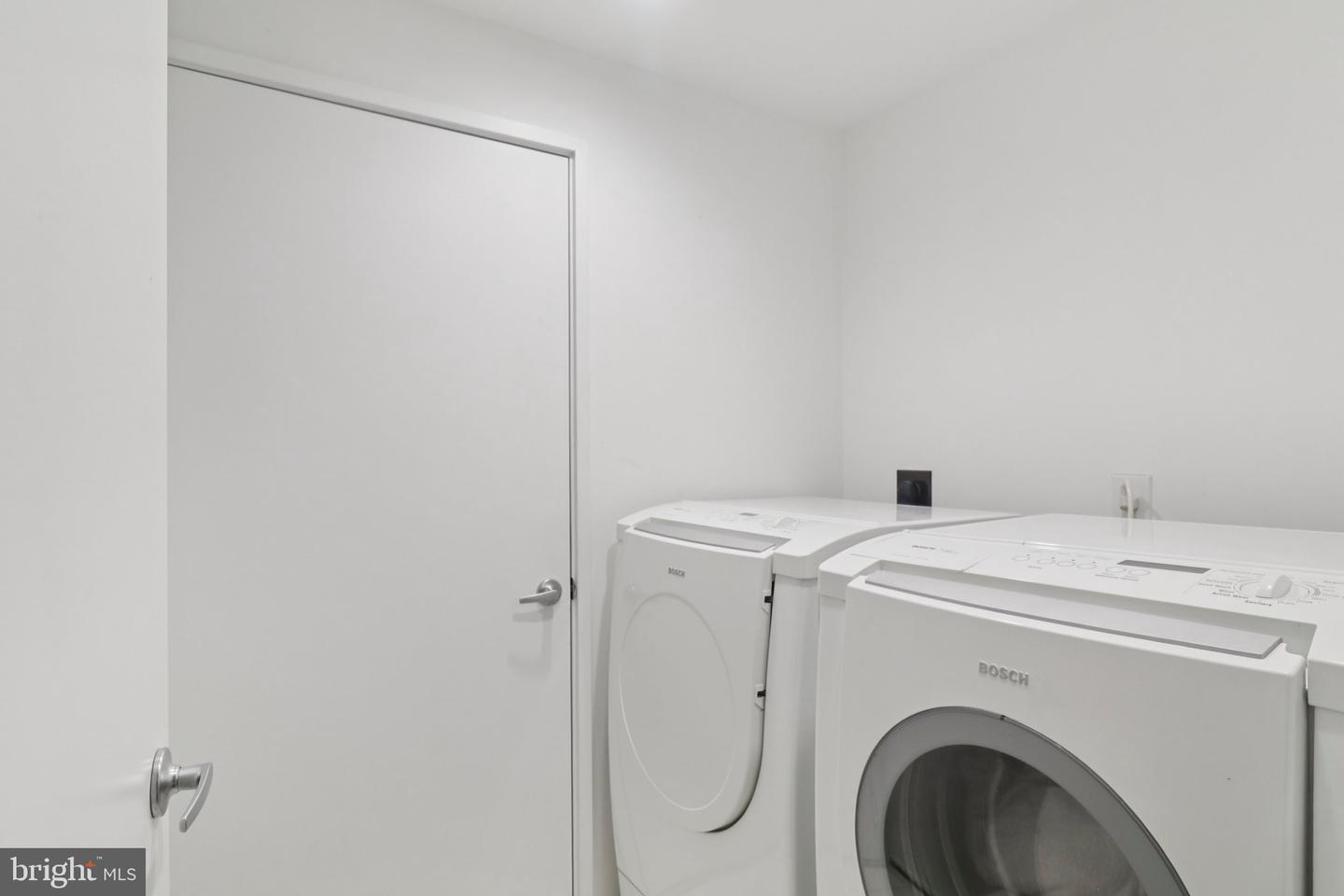 2076 N OAKLAND ST, ARLINGTON, Virginia 22207, 4 Bedrooms Bedrooms, 8 Rooms Rooms,3 BathroomsBathrooms,Residential,For sale,2076 N OAKLAND ST,VAAR2061504 MLS # VAAR2061504