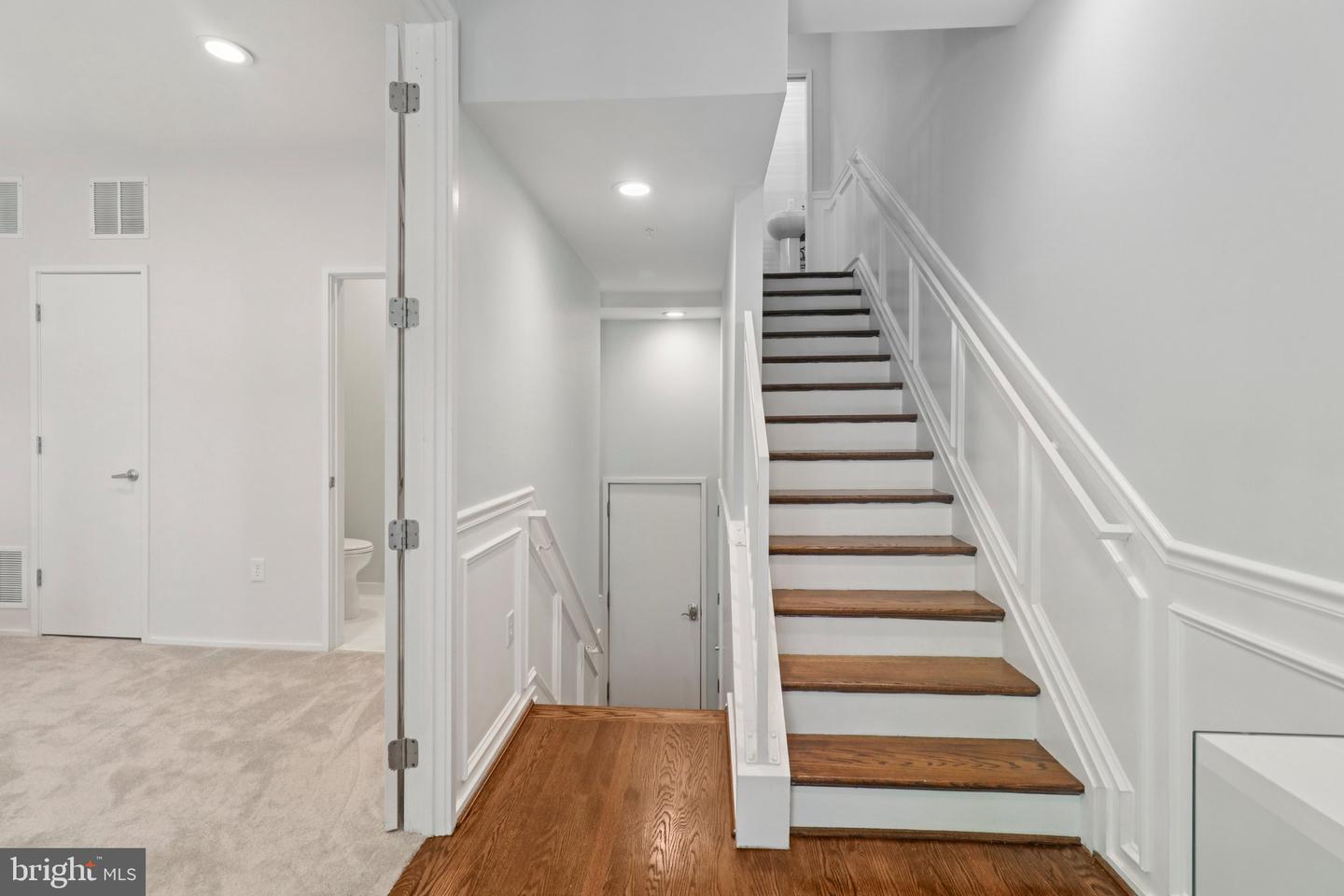2076 N OAKLAND ST, ARLINGTON, Virginia 22207, 4 Bedrooms Bedrooms, 8 Rooms Rooms,3 BathroomsBathrooms,Residential,For sale,2076 N OAKLAND ST,VAAR2061504 MLS # VAAR2061504