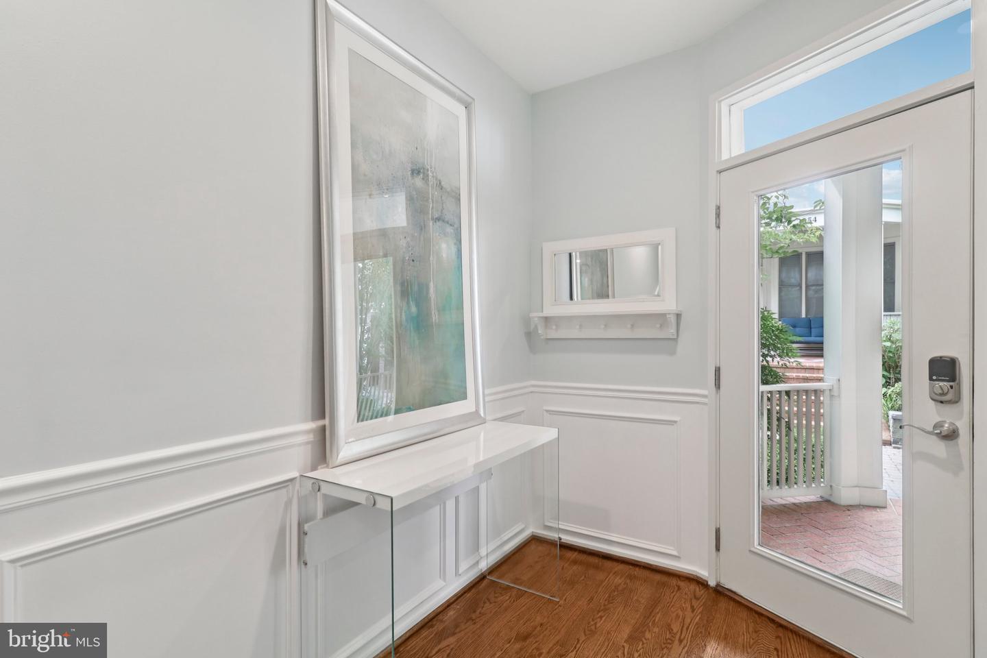 2076 N OAKLAND ST, ARLINGTON, Virginia 22207, 4 Bedrooms Bedrooms, 8 Rooms Rooms,3 BathroomsBathrooms,Residential,For sale,2076 N OAKLAND ST,VAAR2061504 MLS # VAAR2061504