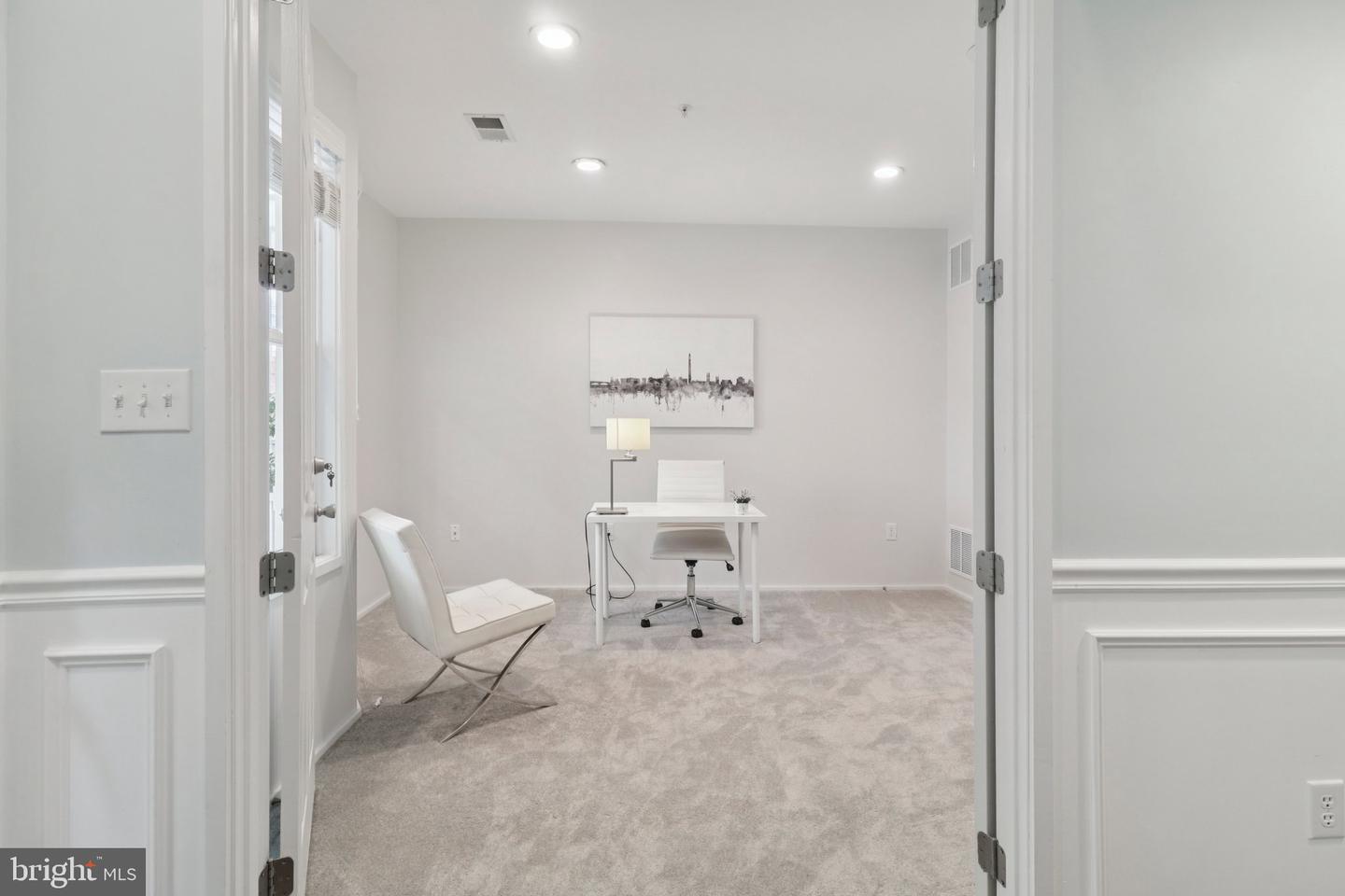 2076 N OAKLAND ST, ARLINGTON, Virginia 22207, 4 Bedrooms Bedrooms, 8 Rooms Rooms,3 BathroomsBathrooms,Residential,For sale,2076 N OAKLAND ST,VAAR2061504 MLS # VAAR2061504
