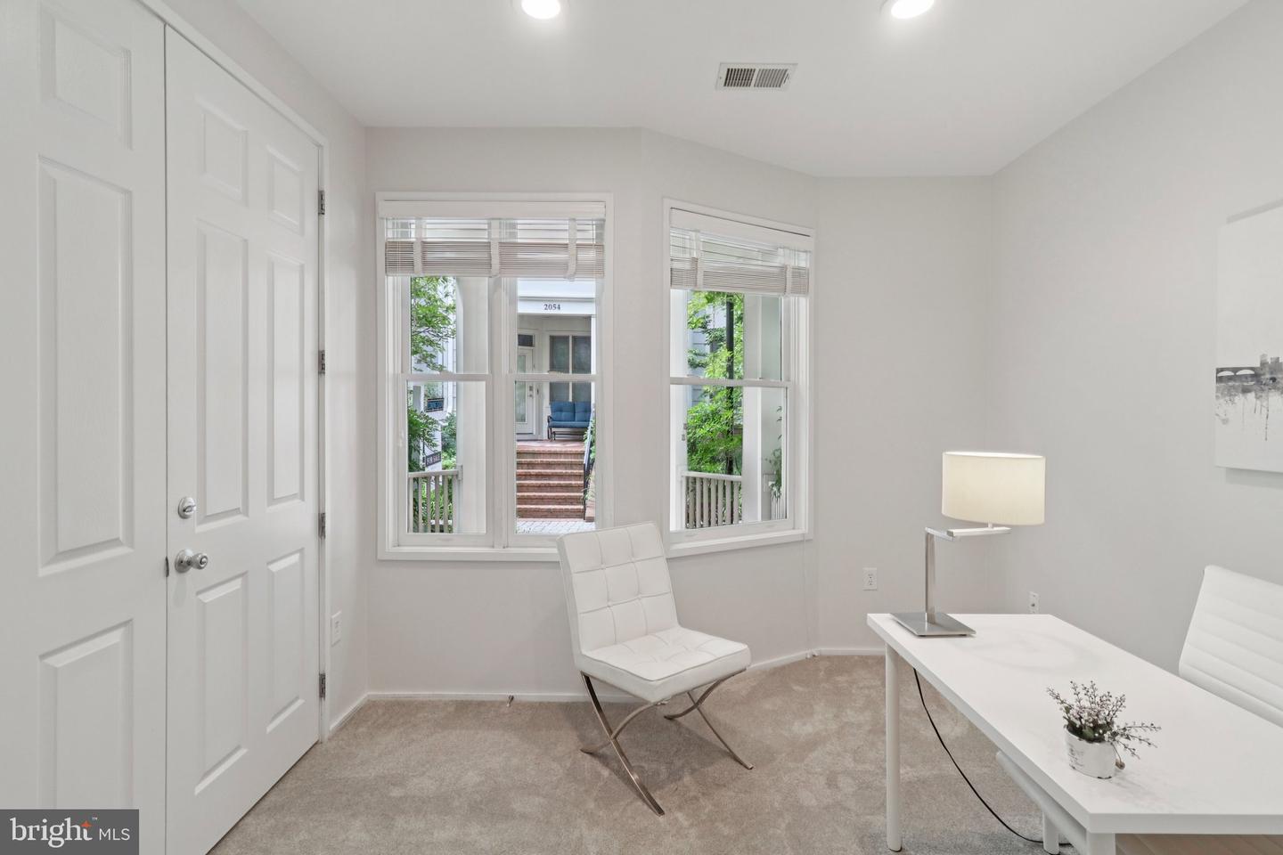 2076 N OAKLAND ST, ARLINGTON, Virginia 22207, 4 Bedrooms Bedrooms, 8 Rooms Rooms,3 BathroomsBathrooms,Residential,For sale,2076 N OAKLAND ST,VAAR2061504 MLS # VAAR2061504