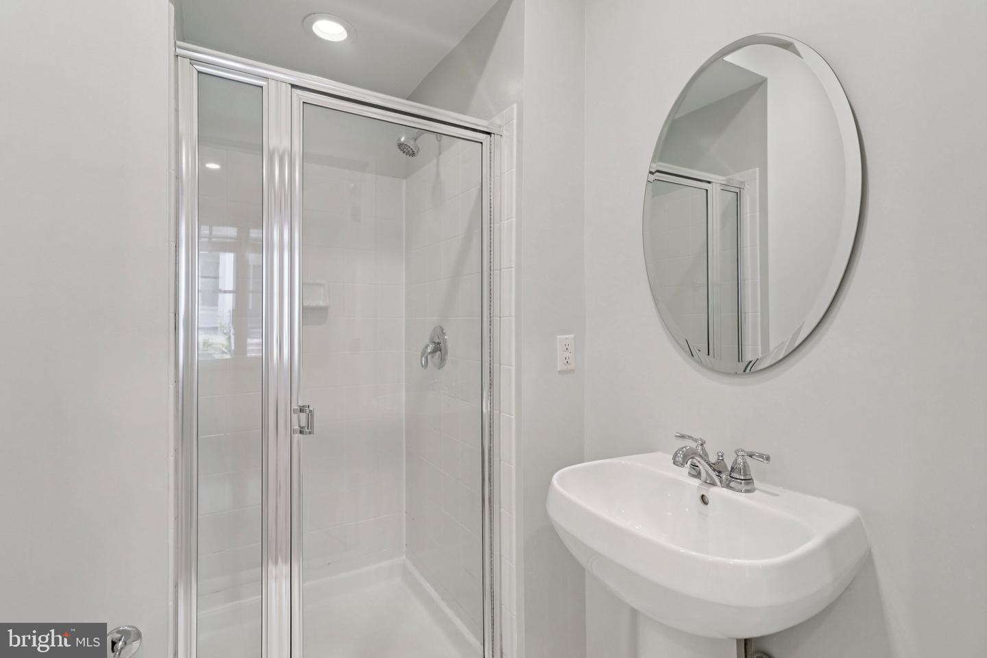 2076 N OAKLAND ST, ARLINGTON, Virginia 22207, 4 Bedrooms Bedrooms, 8 Rooms Rooms,3 BathroomsBathrooms,Residential,For sale,2076 N OAKLAND ST,VAAR2061504 MLS # VAAR2061504