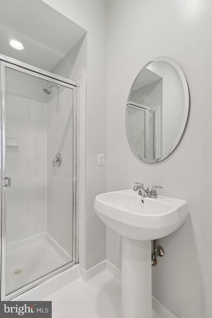 2076 N OAKLAND ST, ARLINGTON, Virginia 22207, 4 Bedrooms Bedrooms, 8 Rooms Rooms,3 BathroomsBathrooms,Residential,For sale,2076 N OAKLAND ST,VAAR2061504 MLS # VAAR2061504