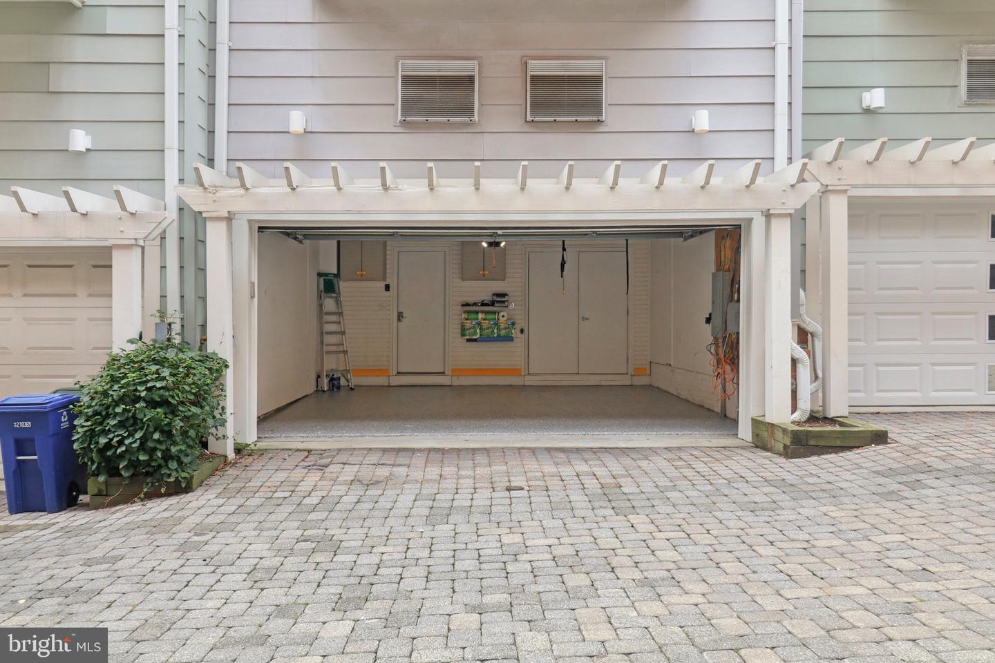 2076 N OAKLAND ST, ARLINGTON, Virginia 22207, 4 Bedrooms Bedrooms, 8 Rooms Rooms,3 BathroomsBathrooms,Residential,For sale,2076 N OAKLAND ST,VAAR2061504 MLS # VAAR2061504