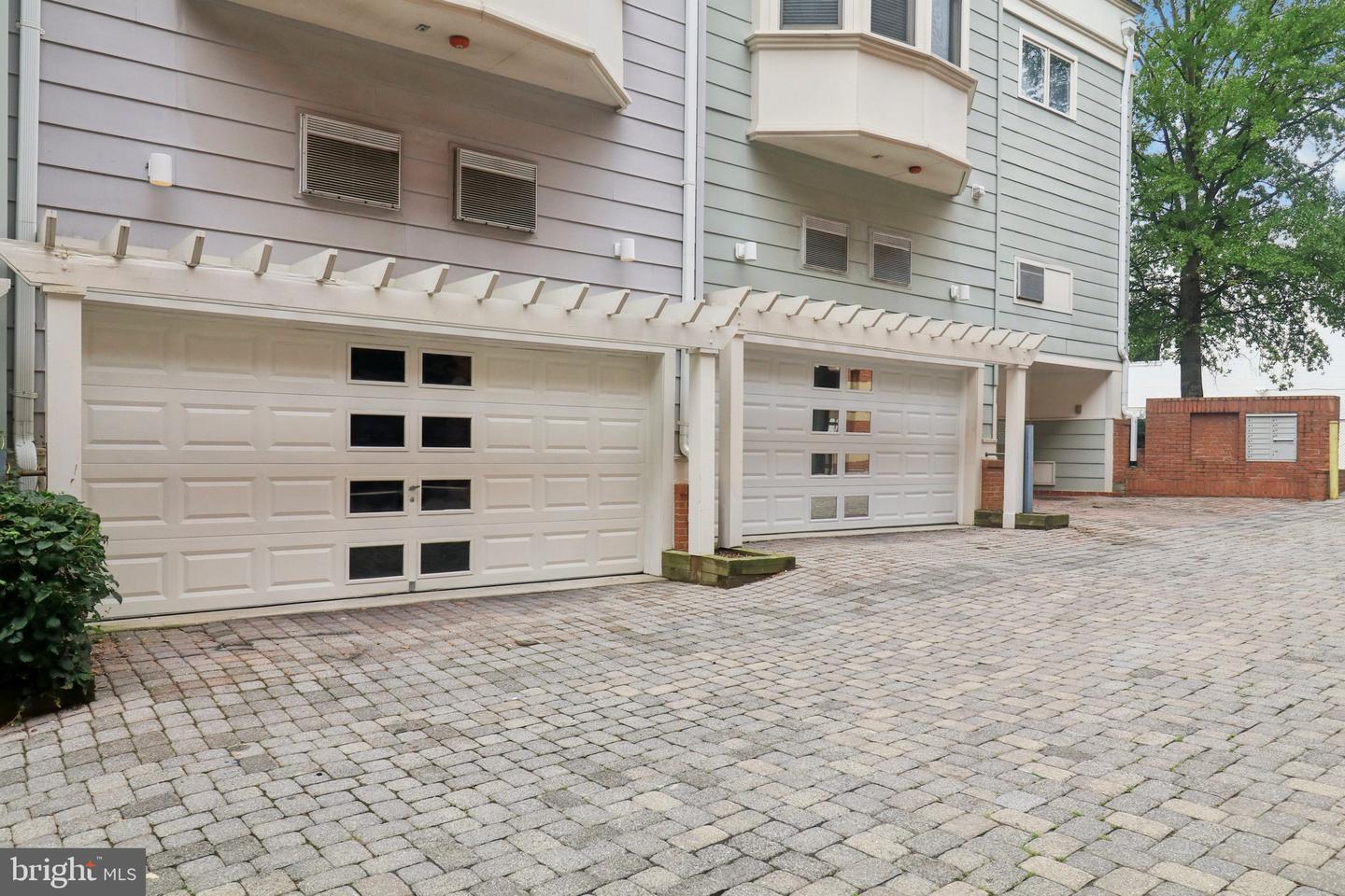 2076 N OAKLAND ST, ARLINGTON, Virginia 22207, 4 Bedrooms Bedrooms, 8 Rooms Rooms,3 BathroomsBathrooms,Residential,For sale,2076 N OAKLAND ST,VAAR2061504 MLS # VAAR2061504
