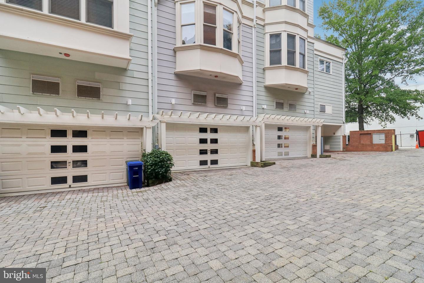 2076 N OAKLAND ST, ARLINGTON, Virginia 22207, 4 Bedrooms Bedrooms, 8 Rooms Rooms,3 BathroomsBathrooms,Residential,For sale,2076 N OAKLAND ST,VAAR2061504 MLS # VAAR2061504