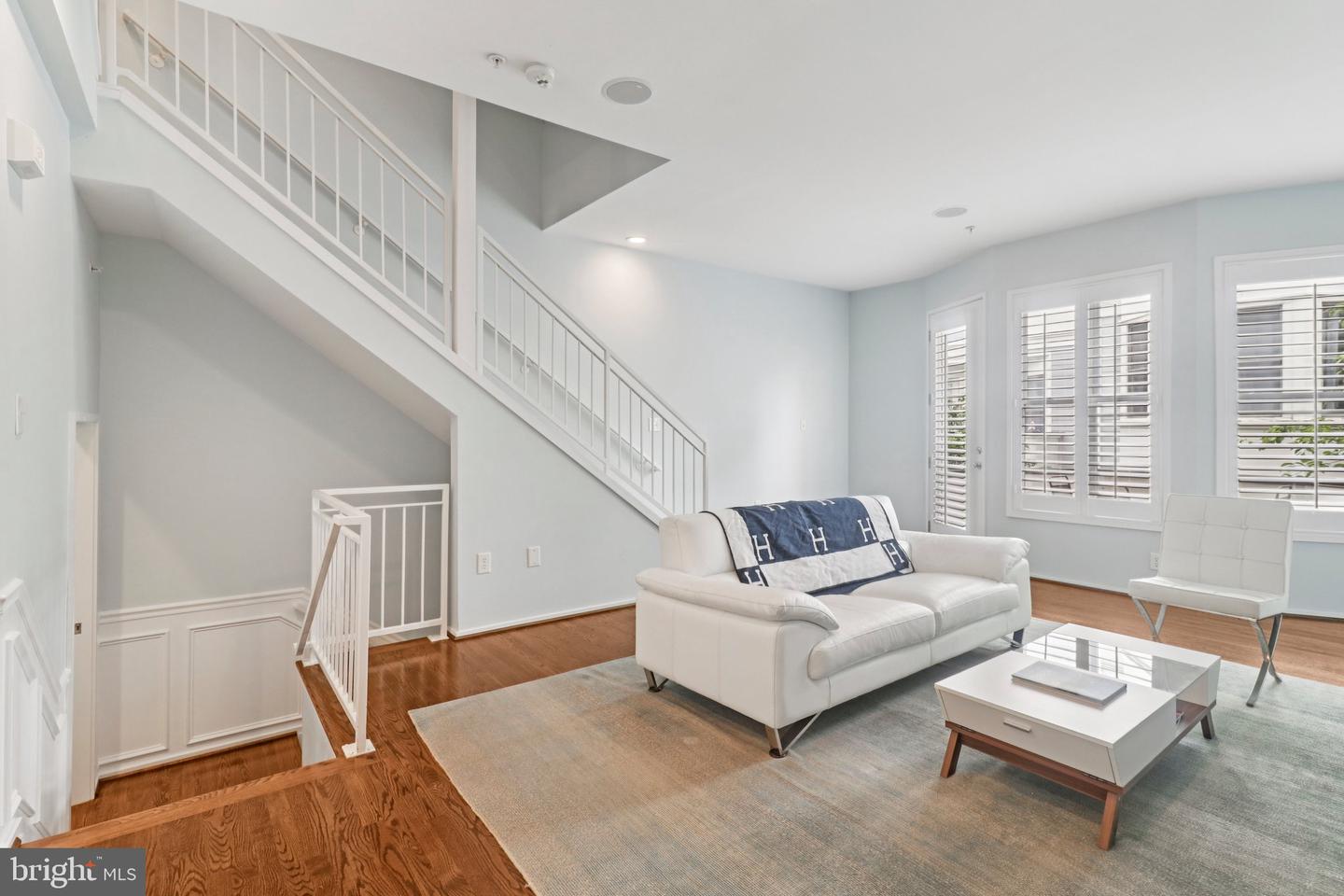 2076 N OAKLAND ST, ARLINGTON, Virginia 22207, 4 Bedrooms Bedrooms, 8 Rooms Rooms,3 BathroomsBathrooms,Residential,For sale,2076 N OAKLAND ST,VAAR2061504 MLS # VAAR2061504