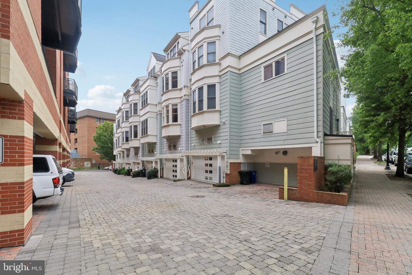 2076 N OAKLAND ST, ARLINGTON, Virginia 22207, 4 Bedrooms Bedrooms, 8 Rooms Rooms,3 BathroomsBathrooms,Residential,For sale,2076 N OAKLAND ST,VAAR2061504 MLS # VAAR2061504