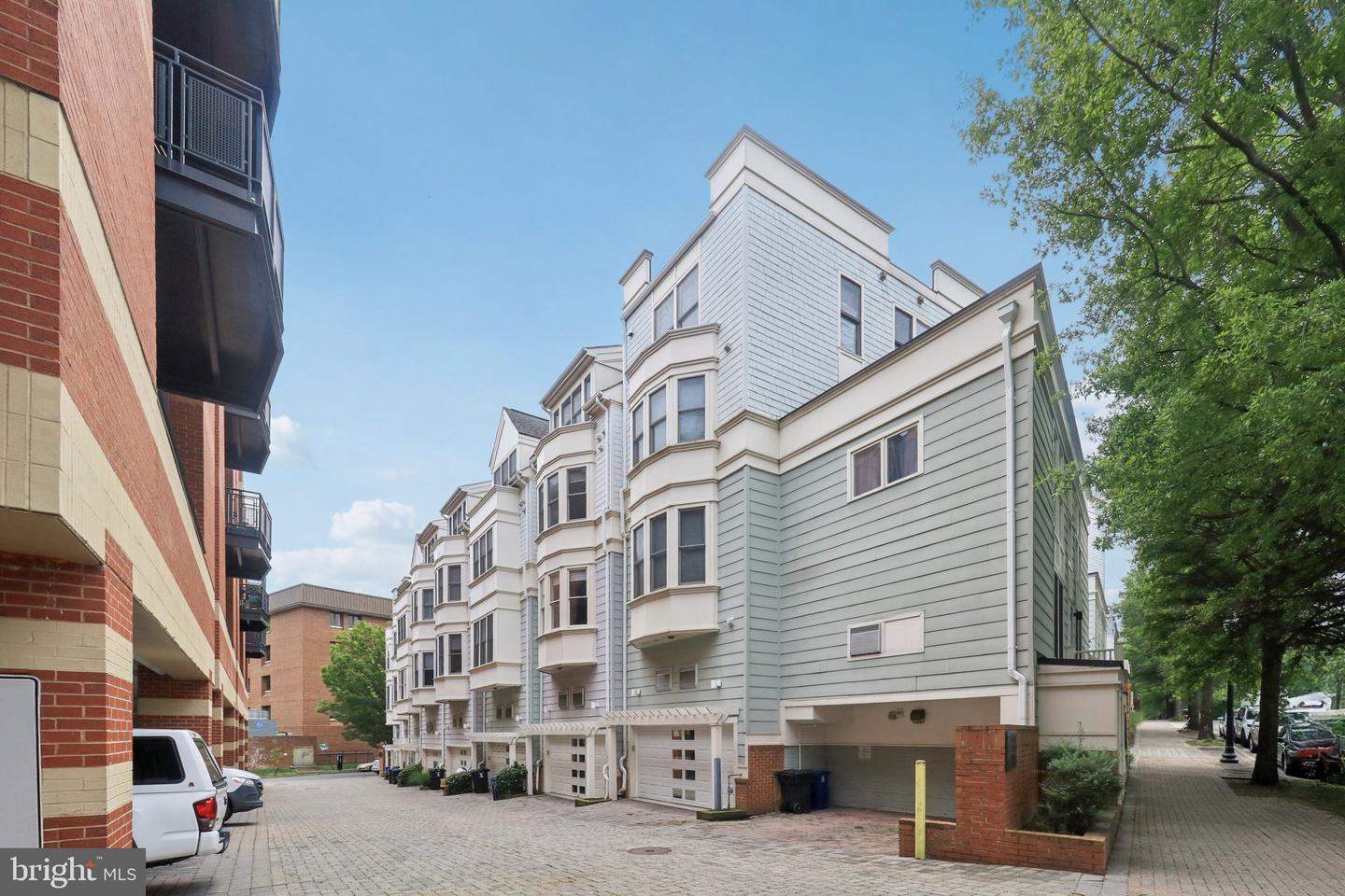 2076 N OAKLAND ST, ARLINGTON, Virginia 22207, 4 Bedrooms Bedrooms, 8 Rooms Rooms,3 BathroomsBathrooms,Residential,For sale,2076 N OAKLAND ST,VAAR2061504 MLS # VAAR2061504