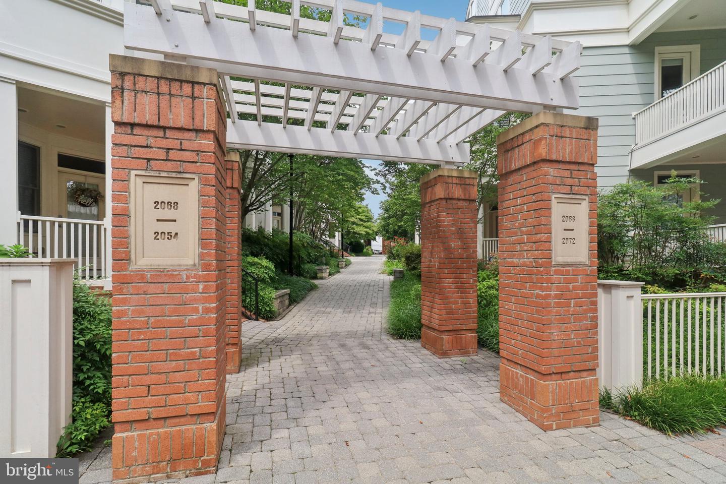 2076 N OAKLAND ST, ARLINGTON, Virginia 22207, 4 Bedrooms Bedrooms, 8 Rooms Rooms,3 BathroomsBathrooms,Residential,For sale,2076 N OAKLAND ST,VAAR2061504 MLS # VAAR2061504