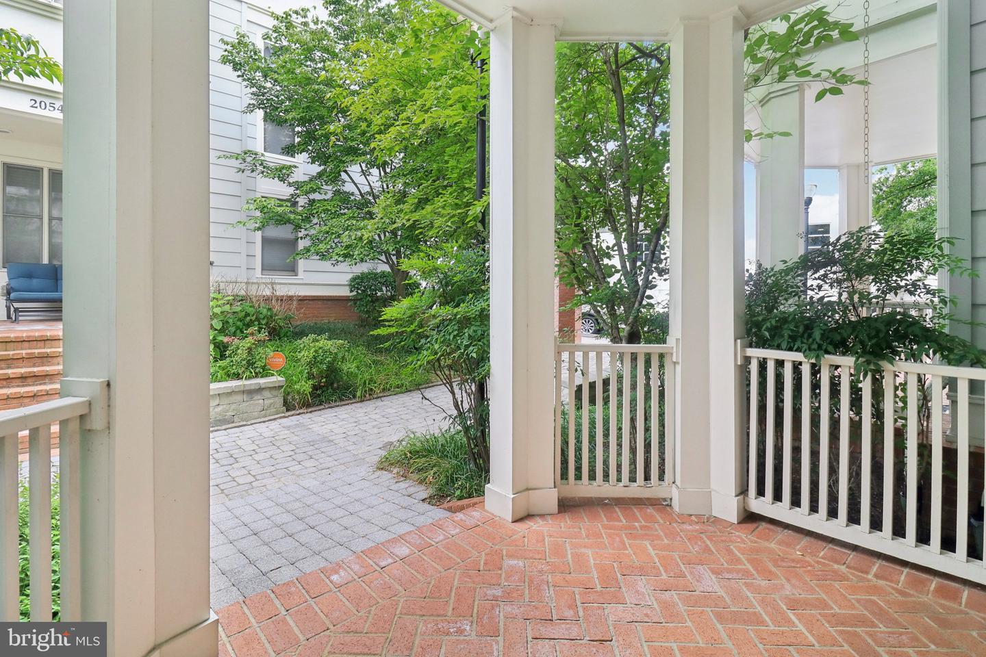 2076 N OAKLAND ST, ARLINGTON, Virginia 22207, 4 Bedrooms Bedrooms, 8 Rooms Rooms,3 BathroomsBathrooms,Residential,For sale,2076 N OAKLAND ST,VAAR2061504 MLS # VAAR2061504