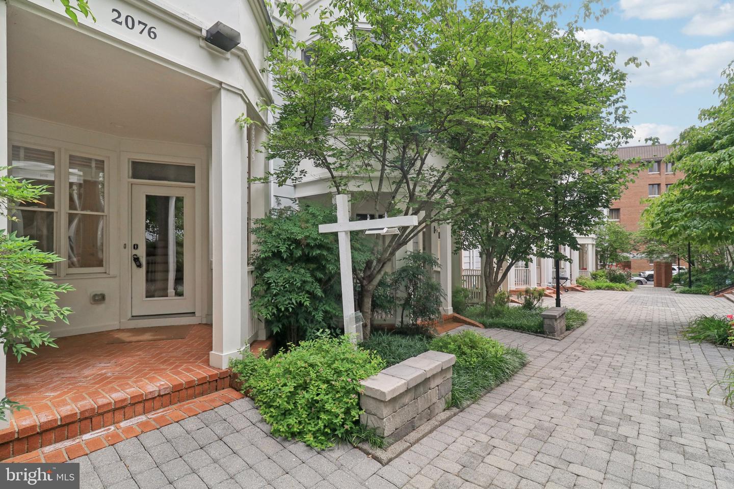 2076 N OAKLAND ST, ARLINGTON, Virginia 22207, 4 Bedrooms Bedrooms, 8 Rooms Rooms,3 BathroomsBathrooms,Residential,For sale,2076 N OAKLAND ST,VAAR2061504 MLS # VAAR2061504